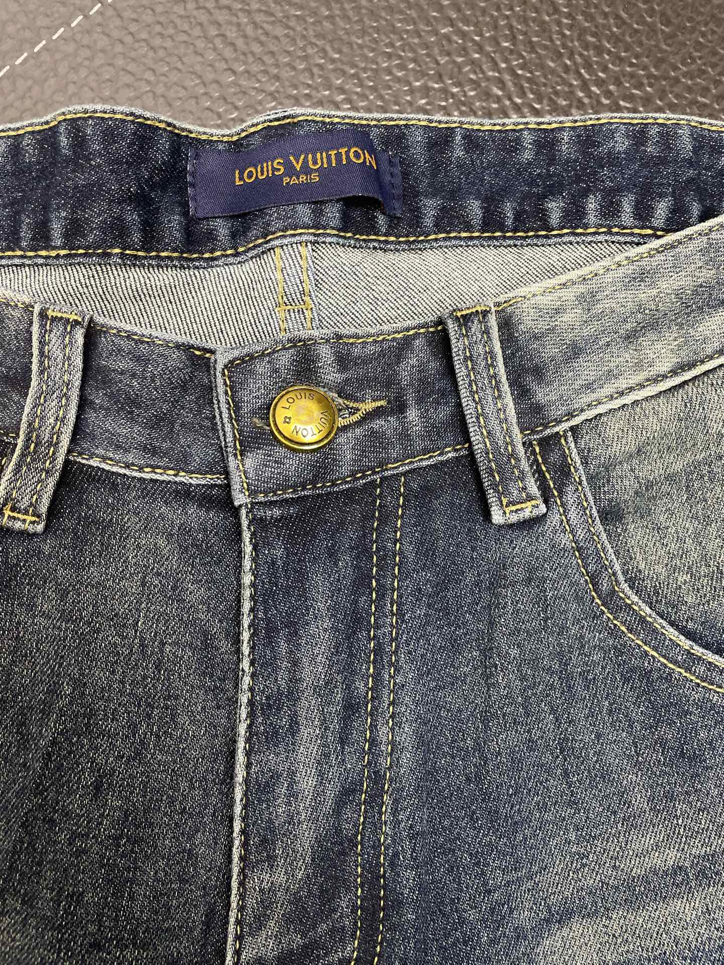 。Louis Vuitton路易威登💥独家专供新款休闲牛仔短裤🩳 高端版本！专柜定制面料 透气舒适度高，