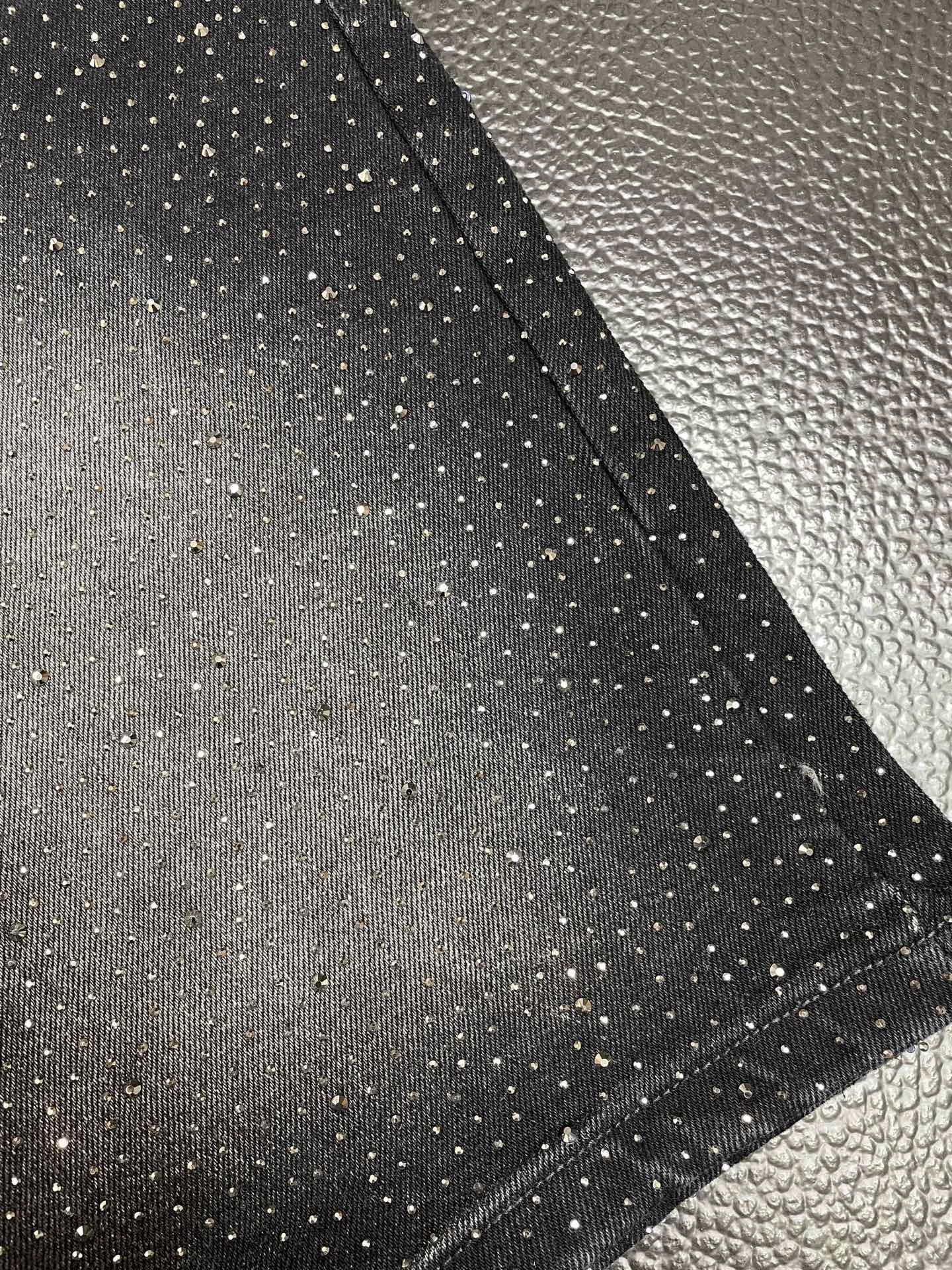 。AMIRI💥独家专供新款休闲牛仔短裤🩳 高端版本！专柜定制面料 透气舒适度高，细节无可挑剔，品牌元素设