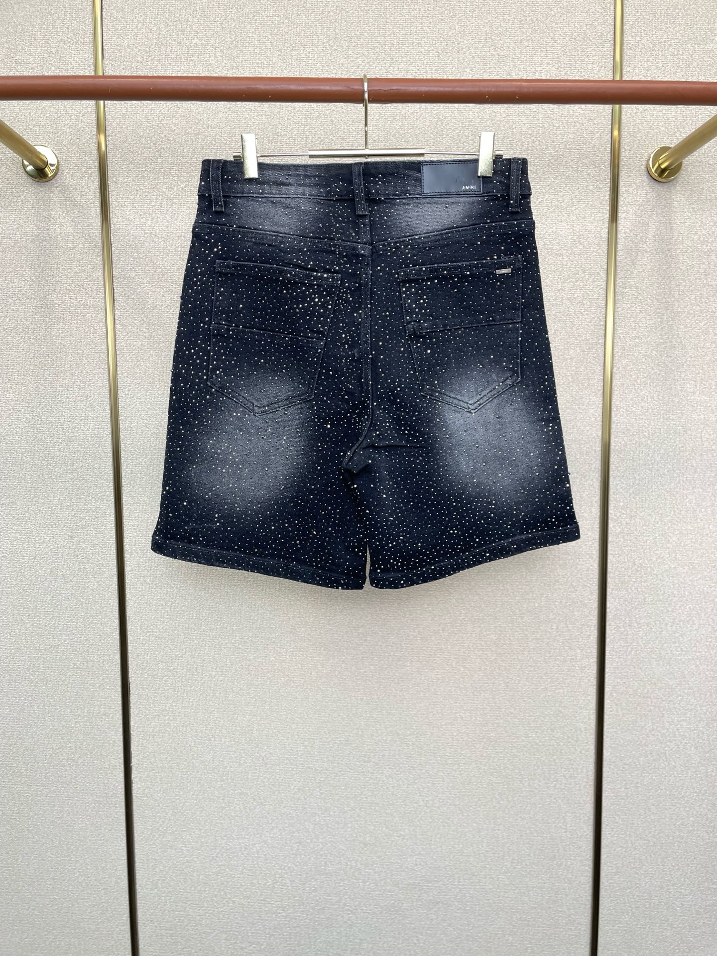 。AMIRI💥独家专供新款休闲牛仔短裤🩳 高端版本！专柜定制面料 透气舒适度高，细节无可挑剔，品牌元素设