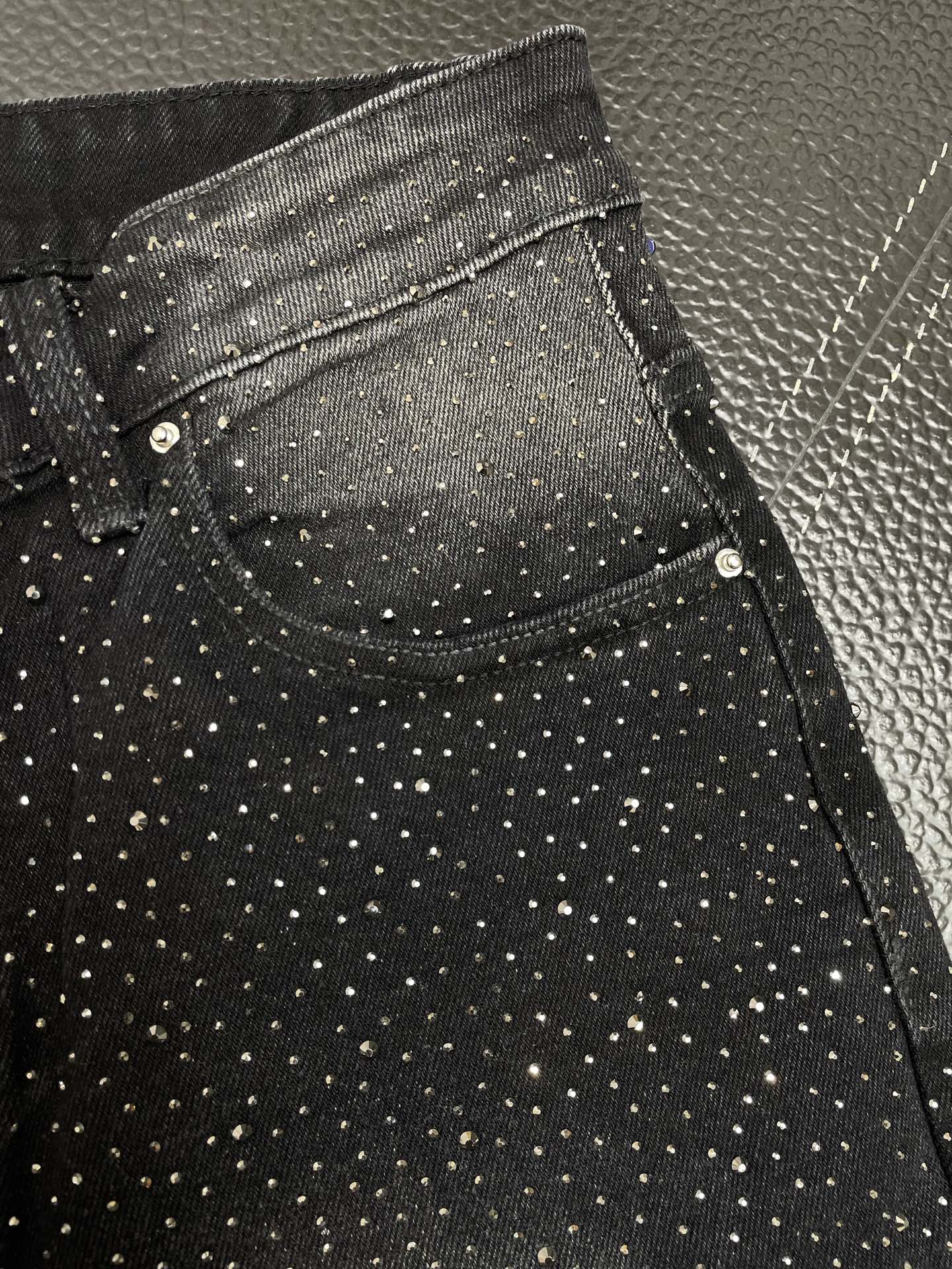 。AMIRI💥独家专供新款休闲牛仔短裤🩳 高端版本！专柜定制面料 透气舒适度高，细节无可挑剔，品牌元素设