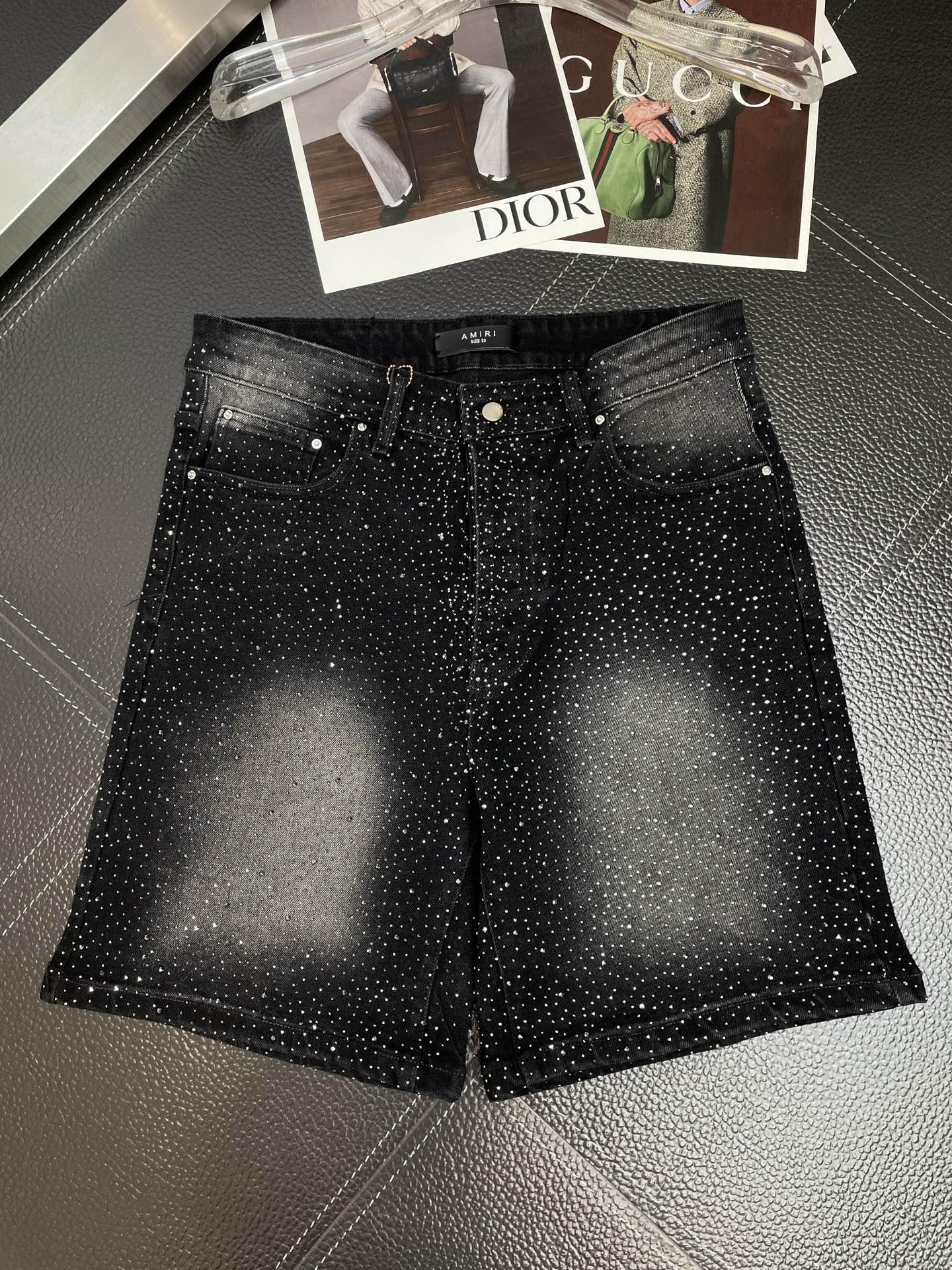 。AMIRI💥独家专供新款休闲牛仔短裤🩳 高端版本！专柜定制面料 透气舒适度高，细节无可挑剔，品牌元素设