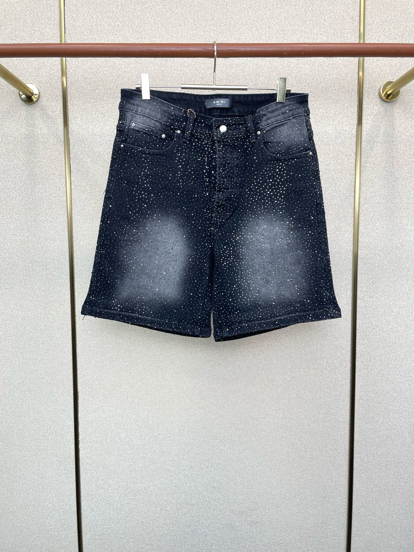 。AMIRI💥独家专供新款休闲牛仔短裤🩳 高端版本！专柜定制面料 透气舒适度高，细节无可挑剔，品牌元素设