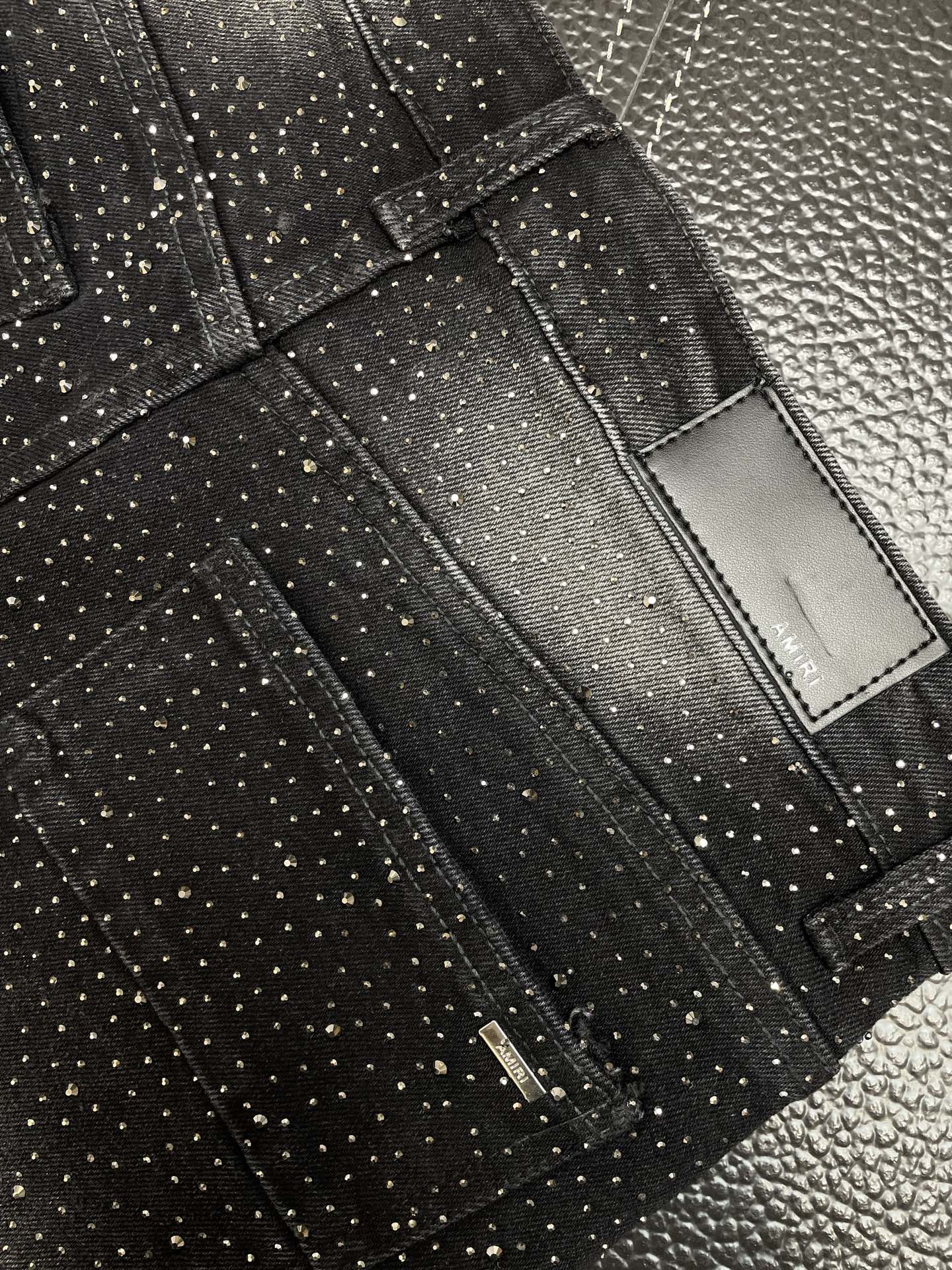 。AMIRI💥独家专供新款休闲牛仔短裤🩳 高端版本！专柜定制面料 透气舒适度高，细节无可挑剔，品牌元素设