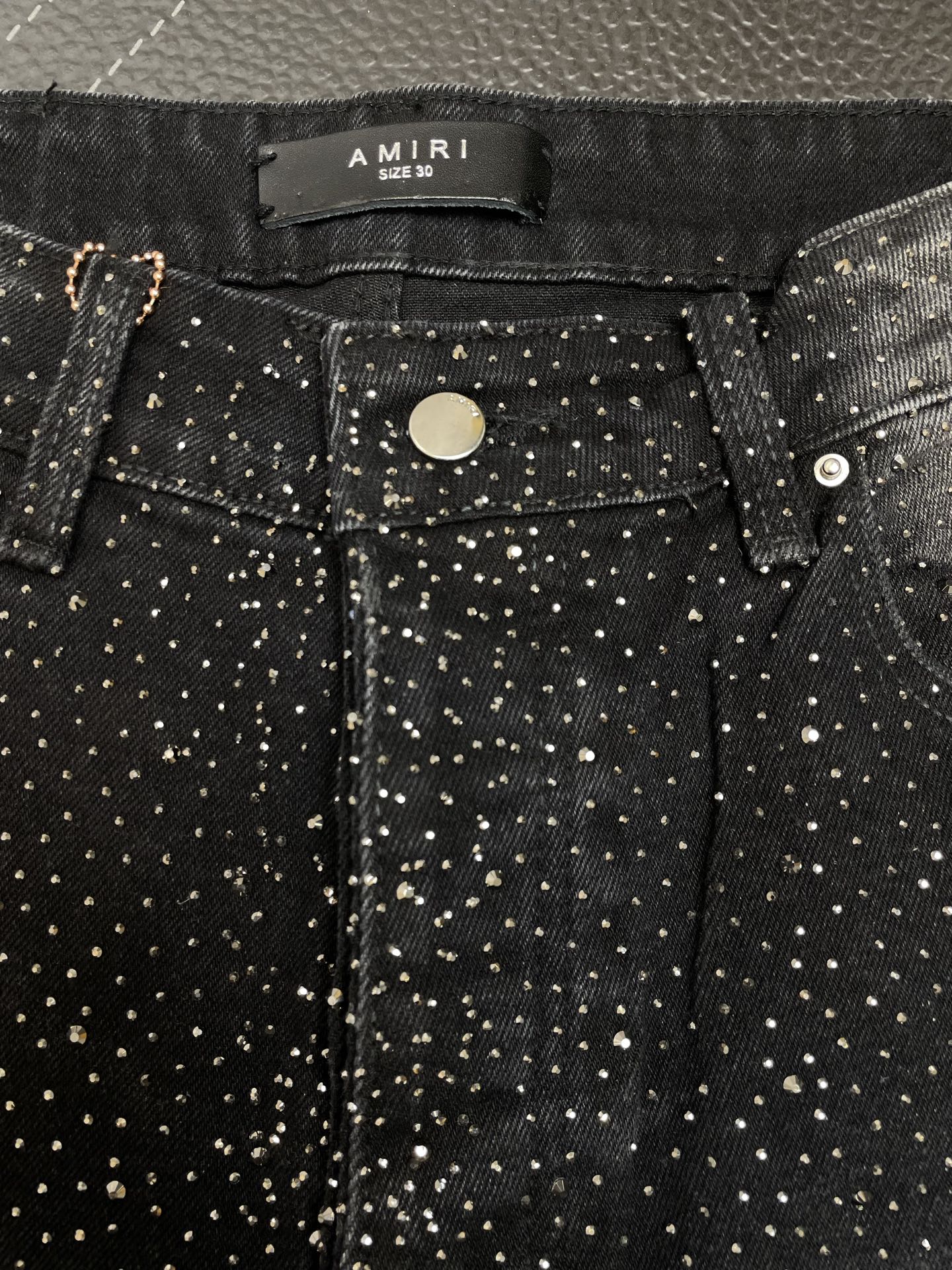 。AMIRI💥独家专供新款休闲牛仔短裤🩳 高端版本！专柜定制面料 透气舒适度高，细节无可挑剔，品牌元素设