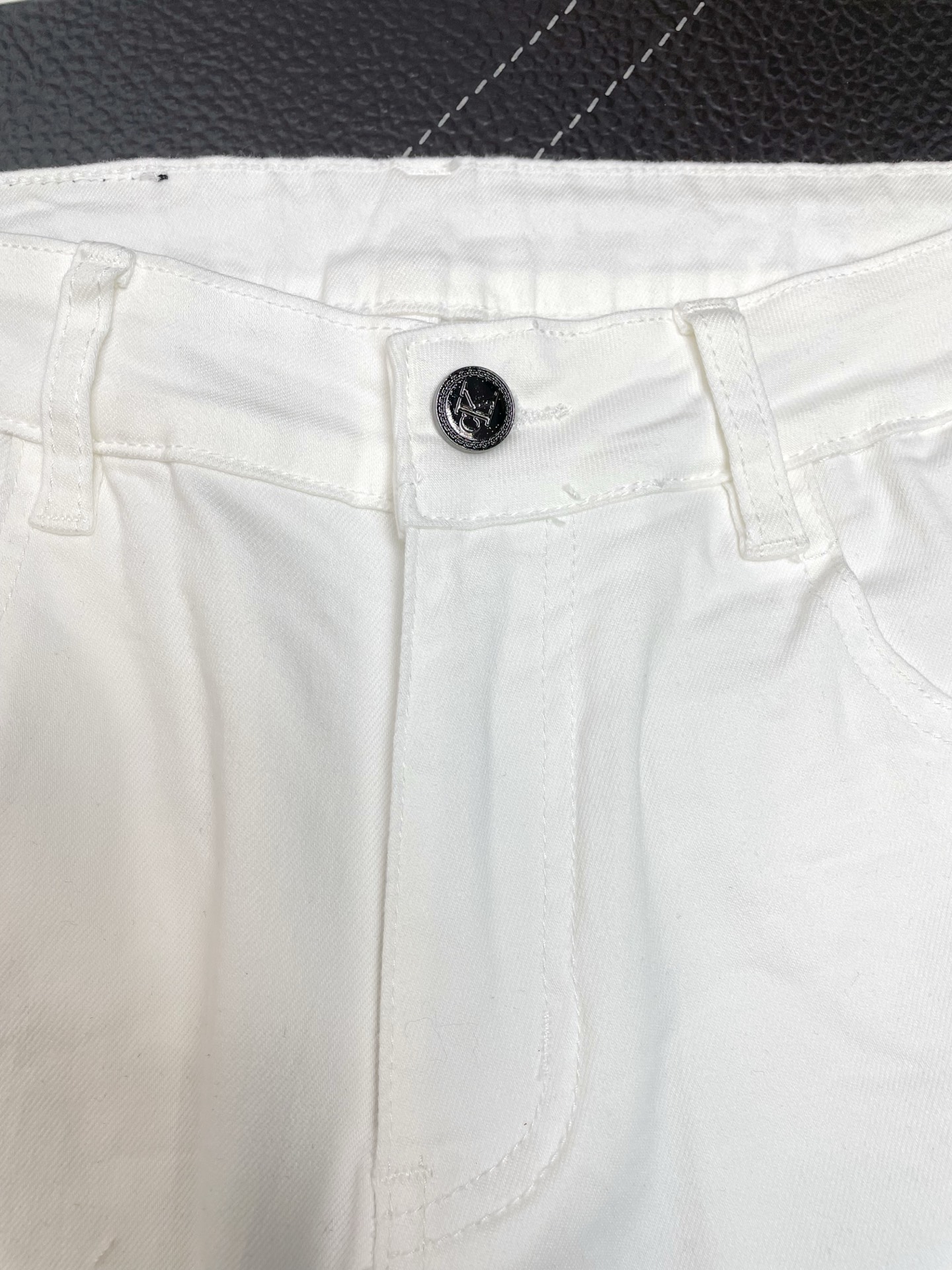 。Calvin Klein💥独家专供新款休闲短裤🩳 高端版本！专柜定制面料 透气舒适度高，细节无可挑剔，