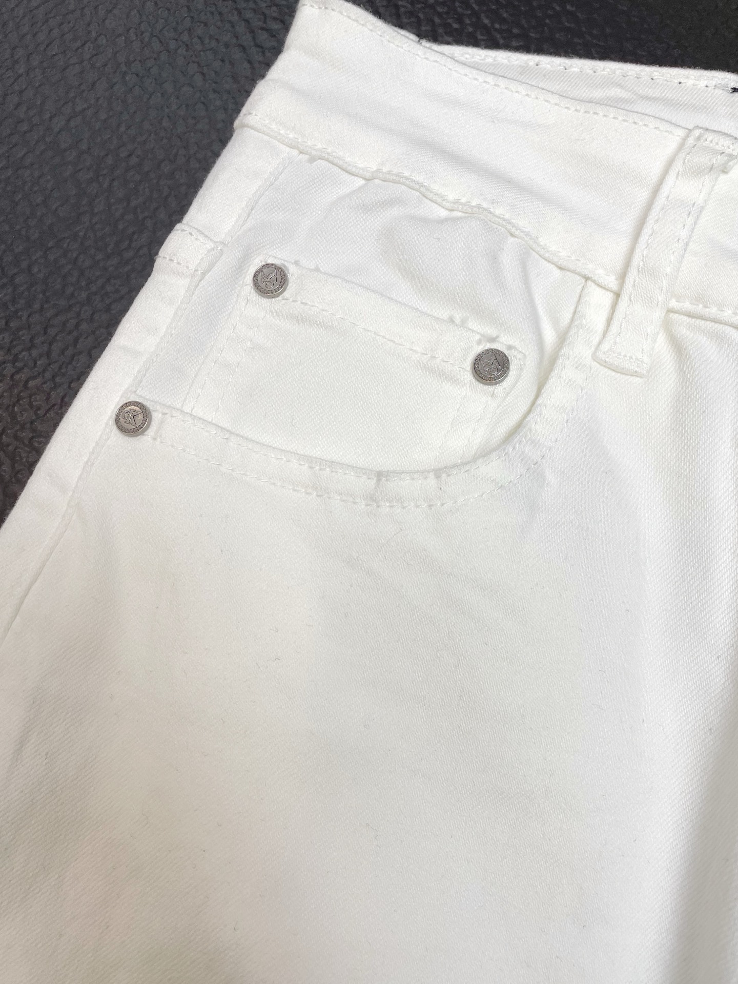 。Calvin Klein💥独家专供新款休闲短裤🩳 高端版本！专柜定制面料 透气舒适度高，细节无可挑剔，