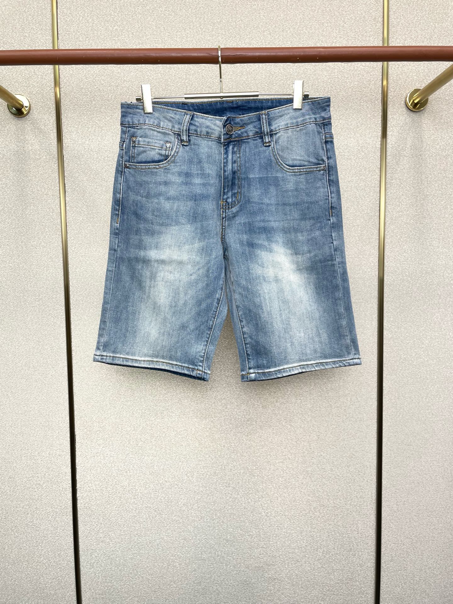 。Prada普拉达💥独家专供新款休闲短裤🩳 高端版本！专柜定制面料 透气舒适度高，细节无可挑剔，品牌元素