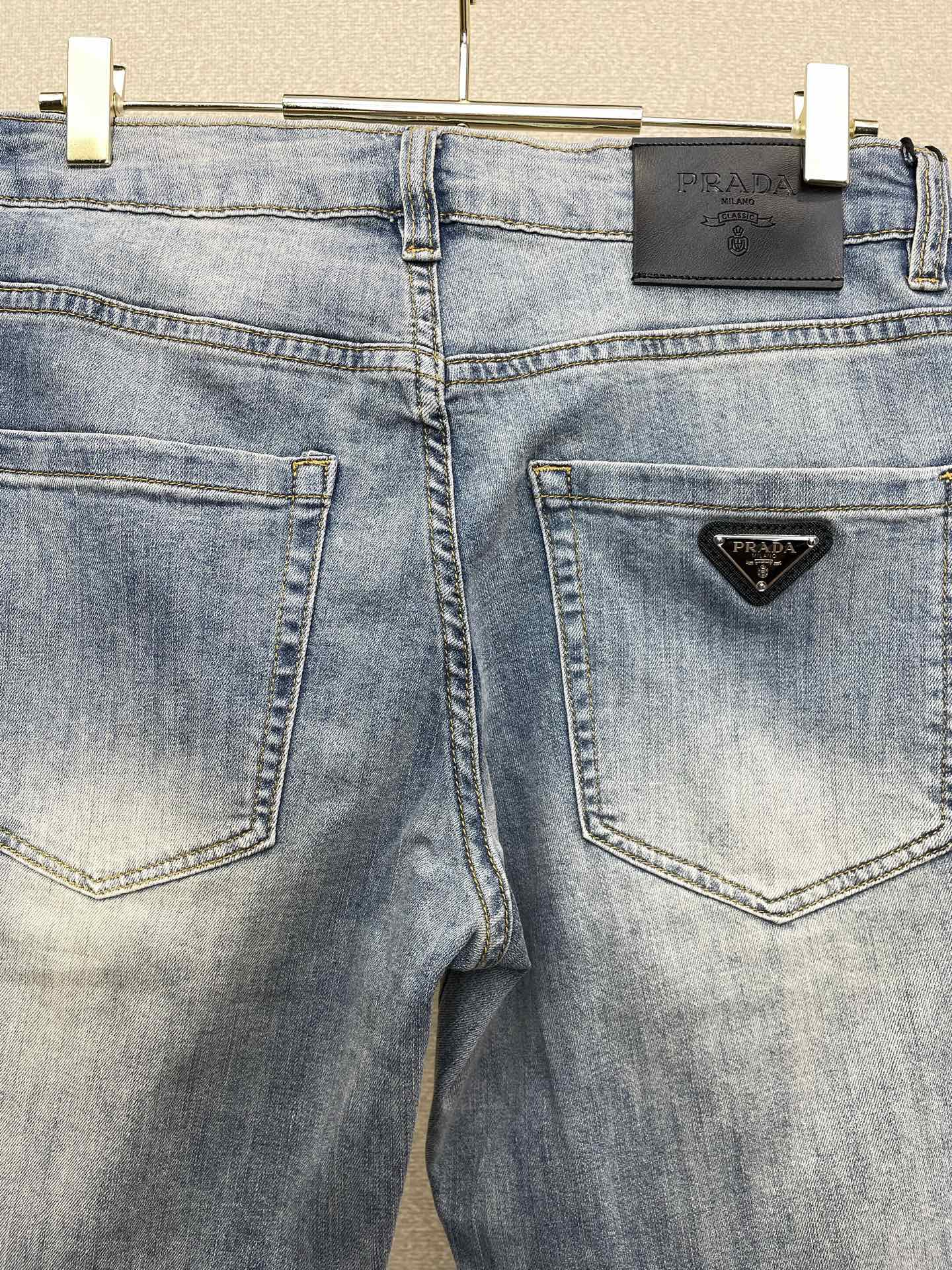 。Prada普拉达💥独家专供新款休闲短裤🩳 高端版本！专柜定制面料 透气舒适度高，细节无可挑剔，品牌元素