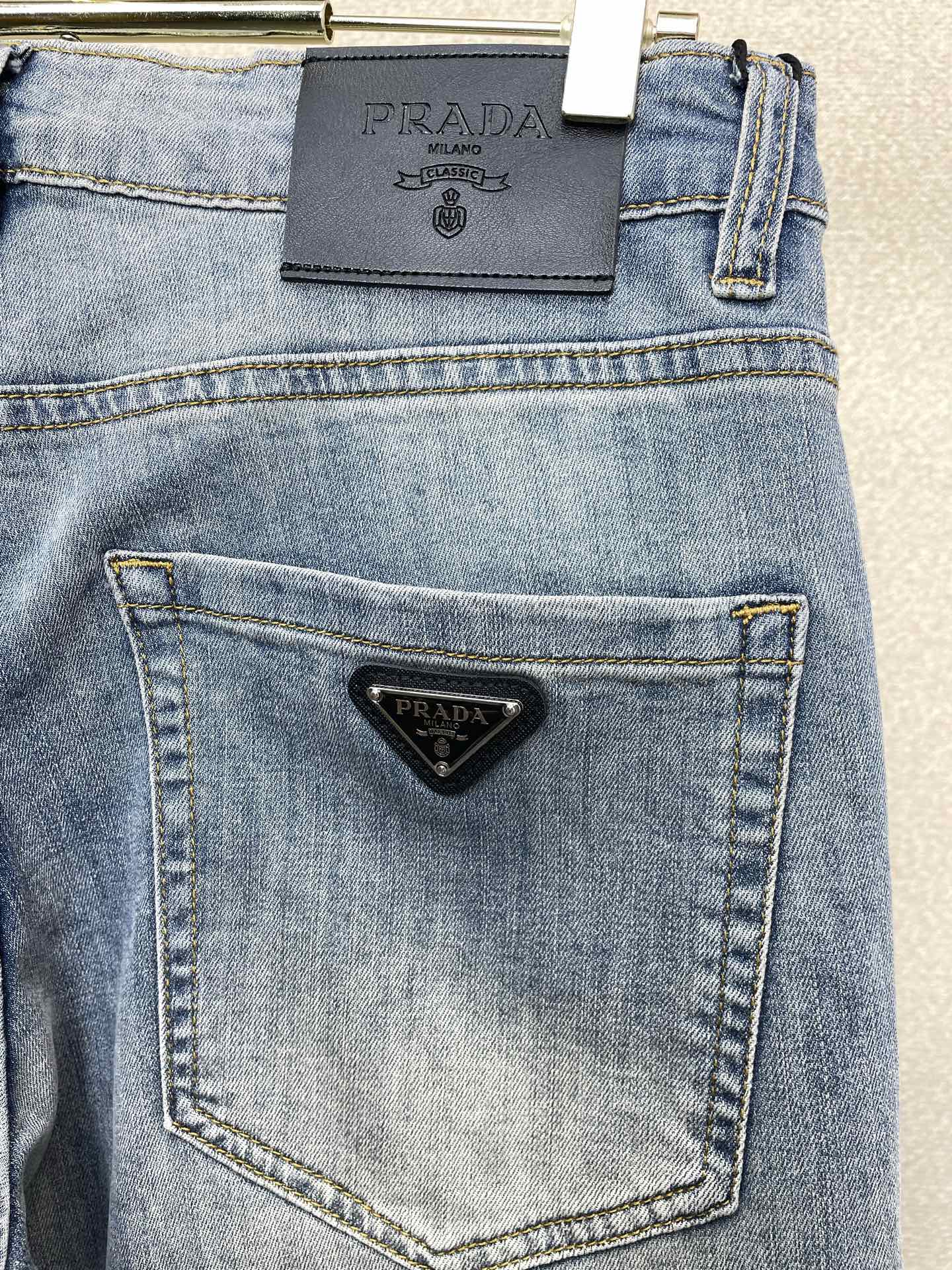 。Prada普拉达💥独家专供新款休闲短裤🩳 高端版本！专柜定制面料 透气舒适度高，细节无可挑剔，品牌元素