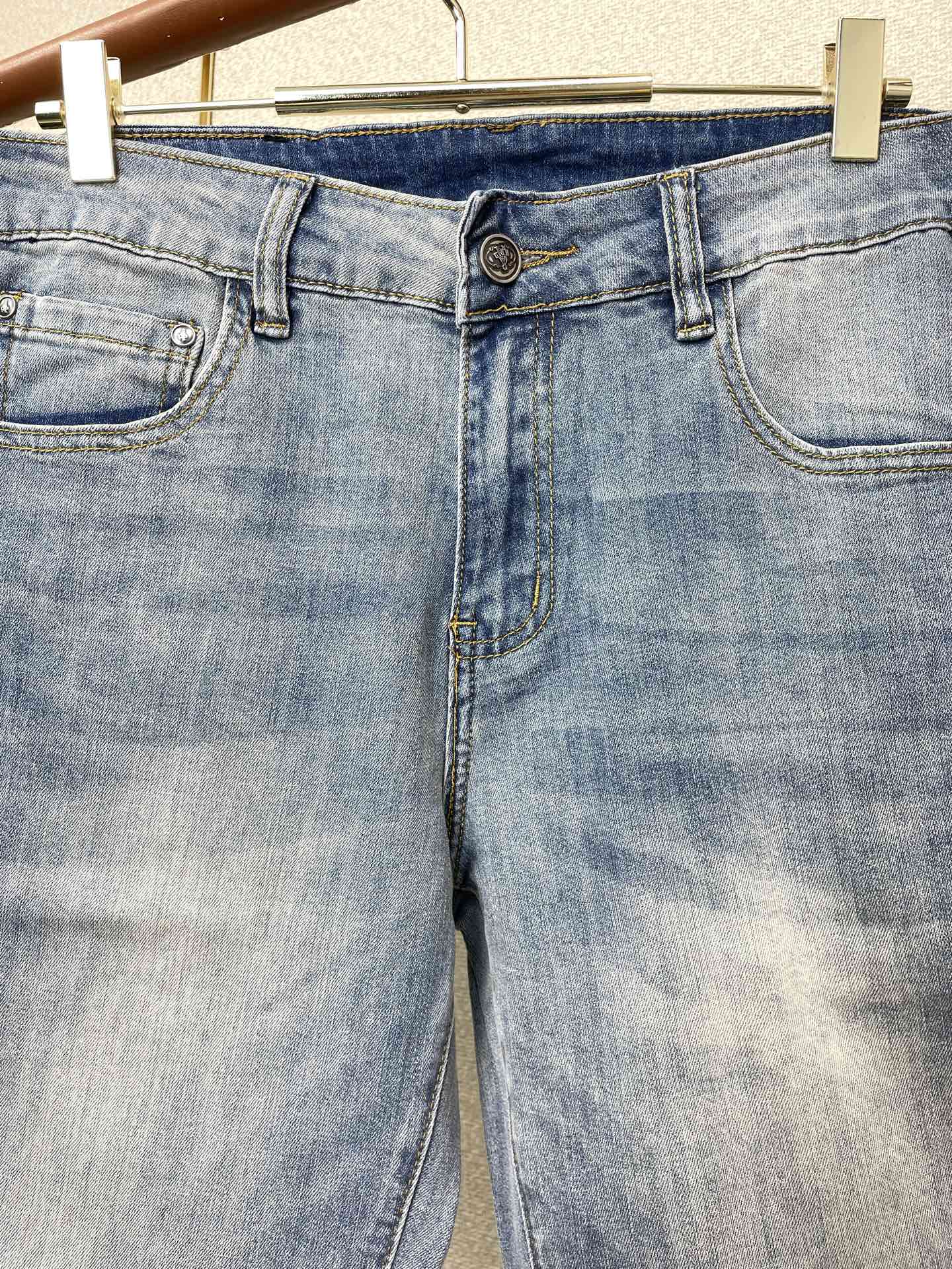 。Prada普拉达💥独家专供新款休闲短裤🩳 高端版本！专柜定制面料 透气舒适度高，细节无可挑剔，品牌元素