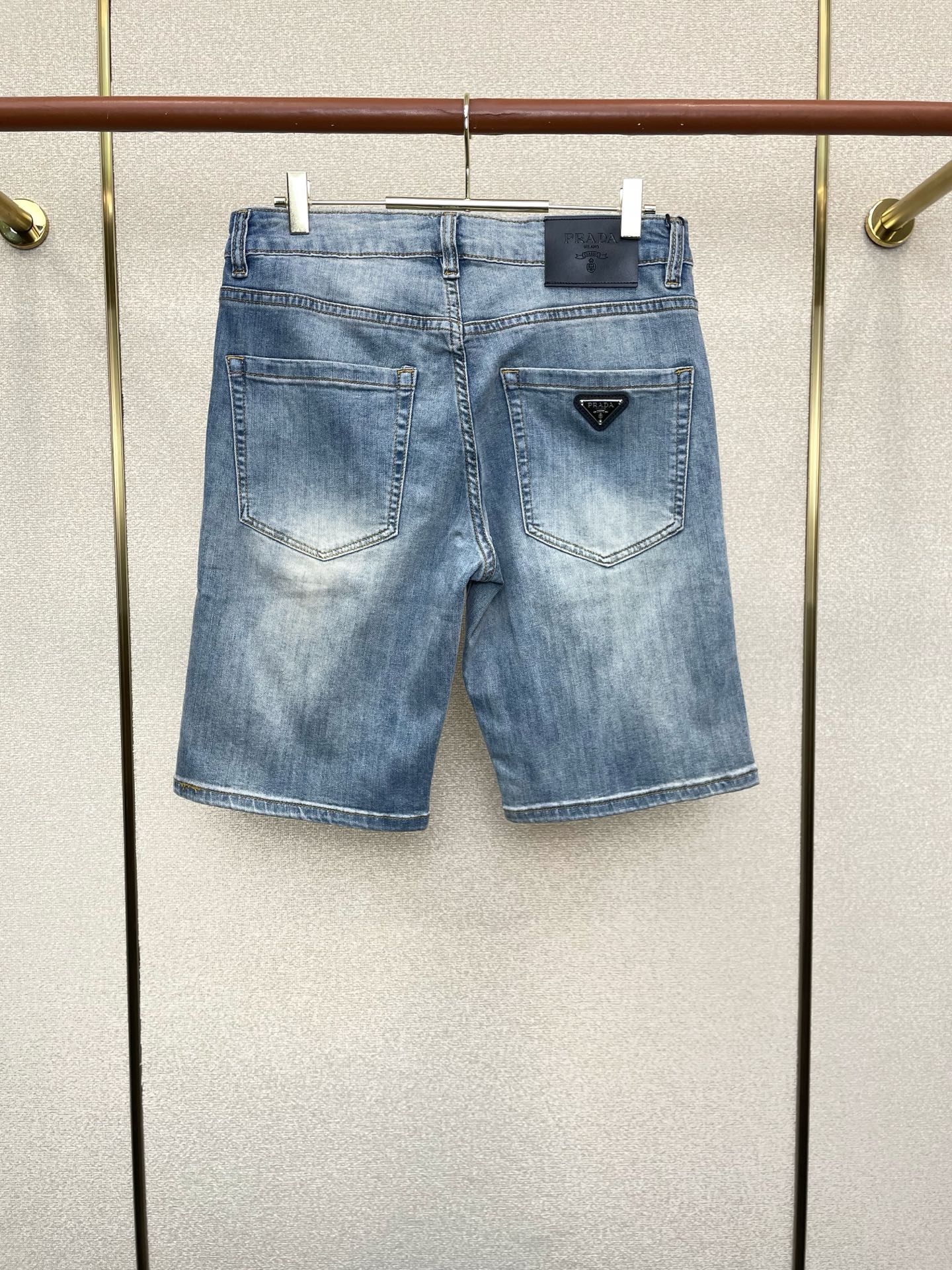 。Prada普拉达💥独家专供新款休闲短裤🩳 高端版本！专柜定制面料 透气舒适度高，细节无可挑剔，品牌元素