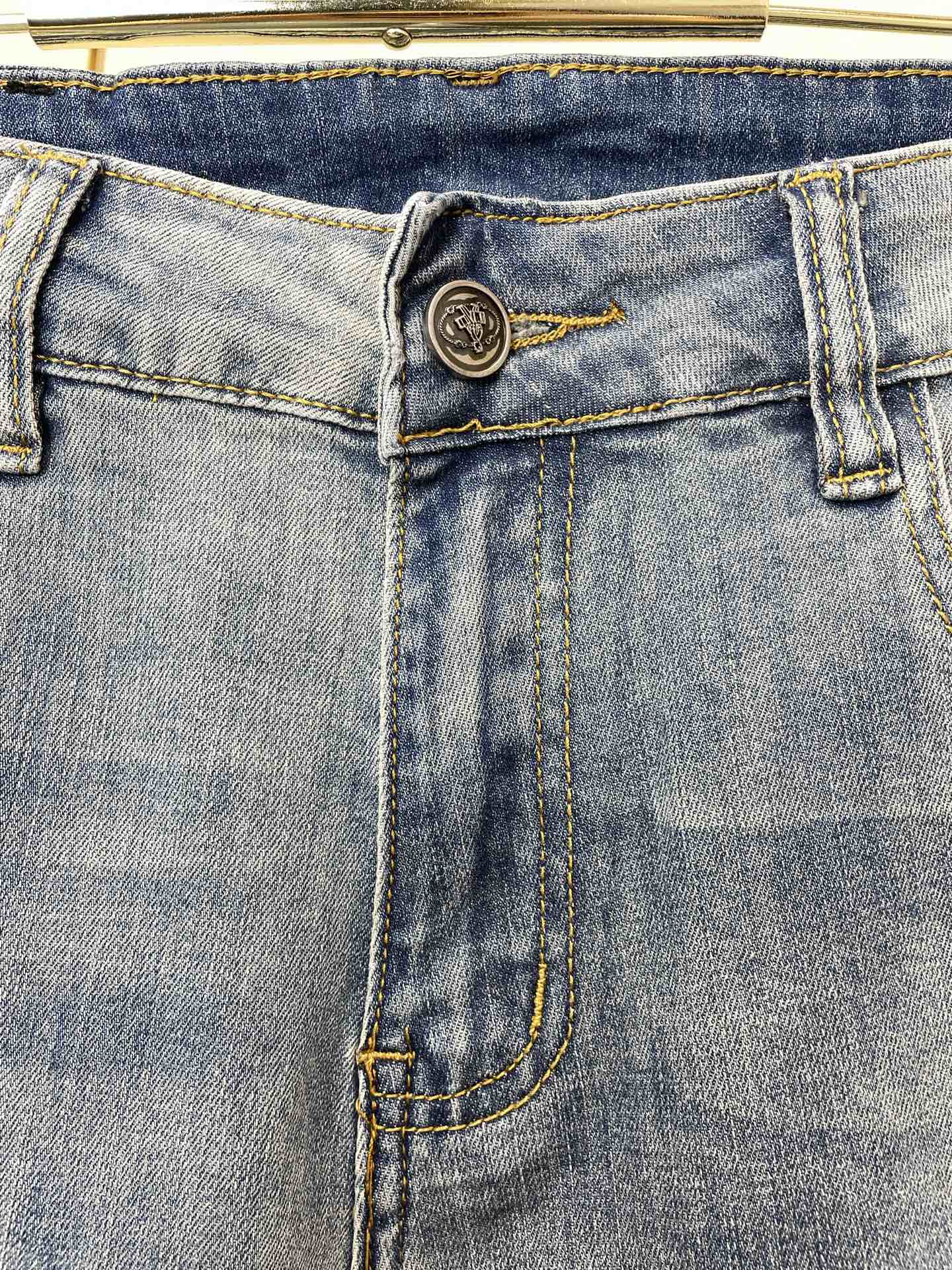 。Prada普拉达💥独家专供新款休闲短裤🩳 高端版本！专柜定制面料 透气舒适度高，细节无可挑剔，品牌元素