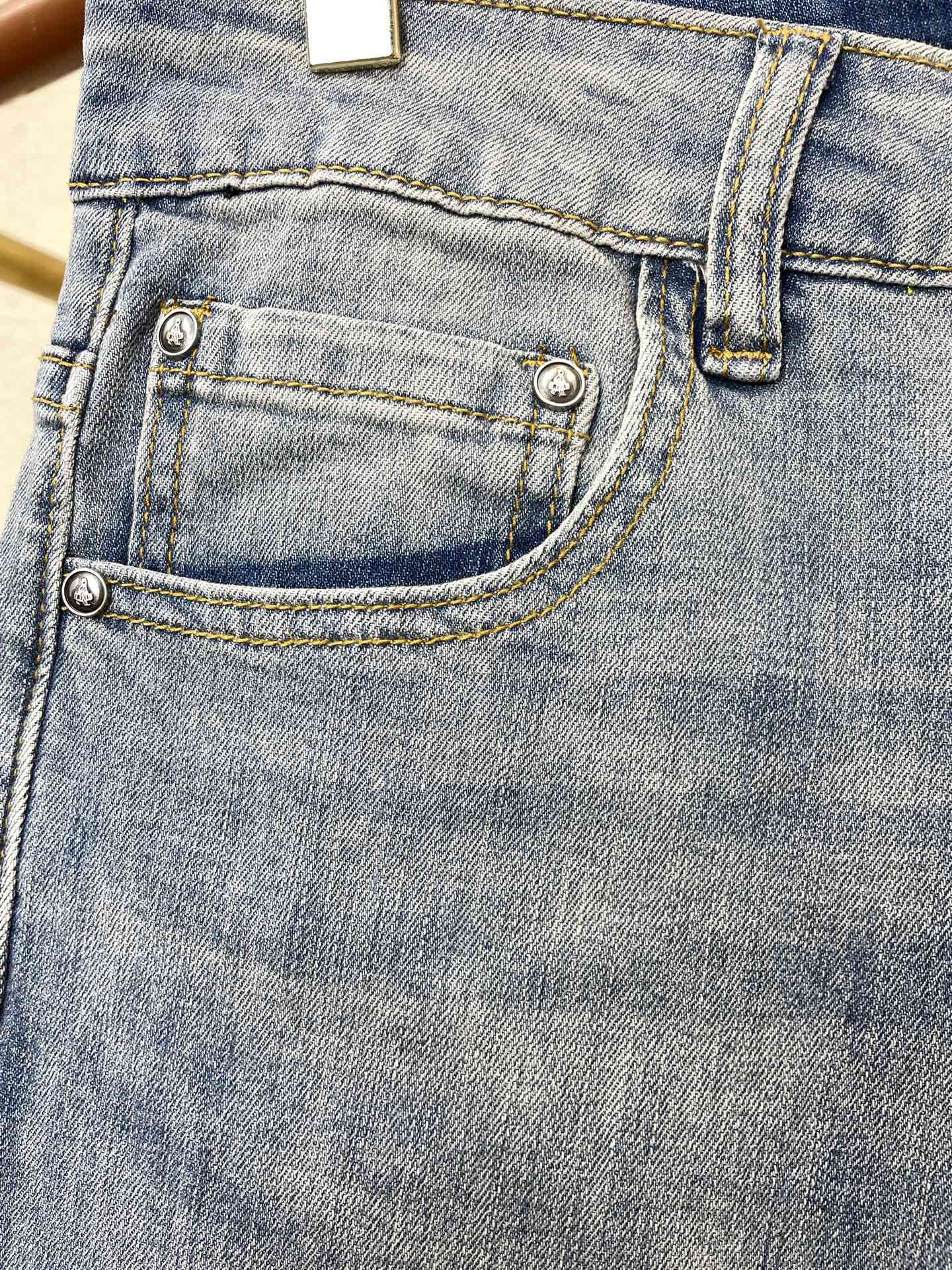 。Prada普拉达💥独家专供新款休闲短裤🩳 高端版本！专柜定制面料 透气舒适度高，细节无可挑剔，品牌元素