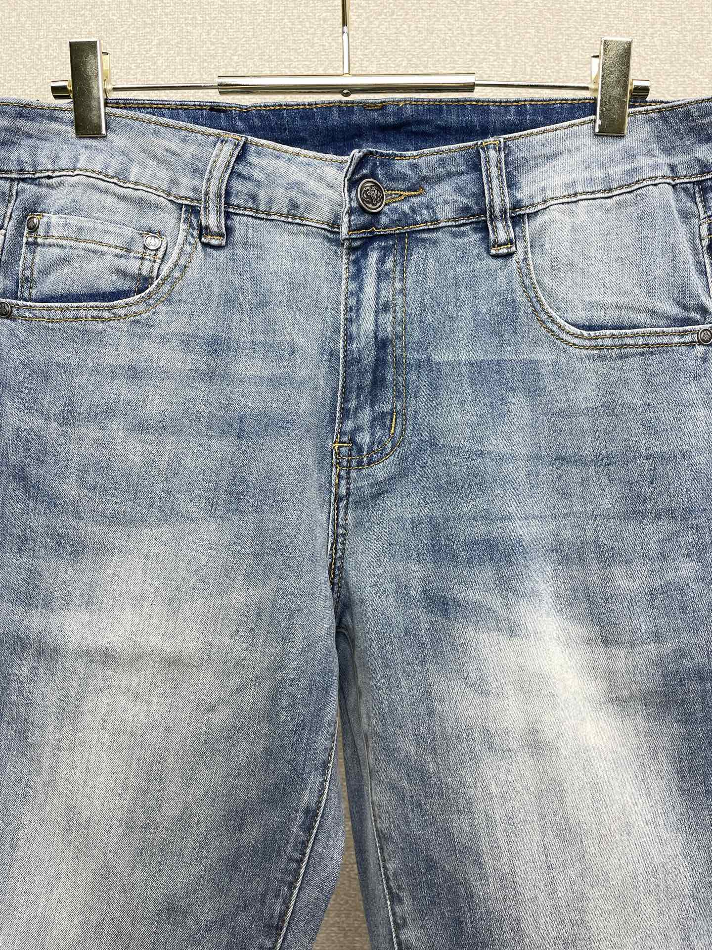 。Prada普拉达💥独家专供新款休闲短裤🩳 高端版本！专柜定制面料 透气舒适度高，细节无可挑剔，品牌元素