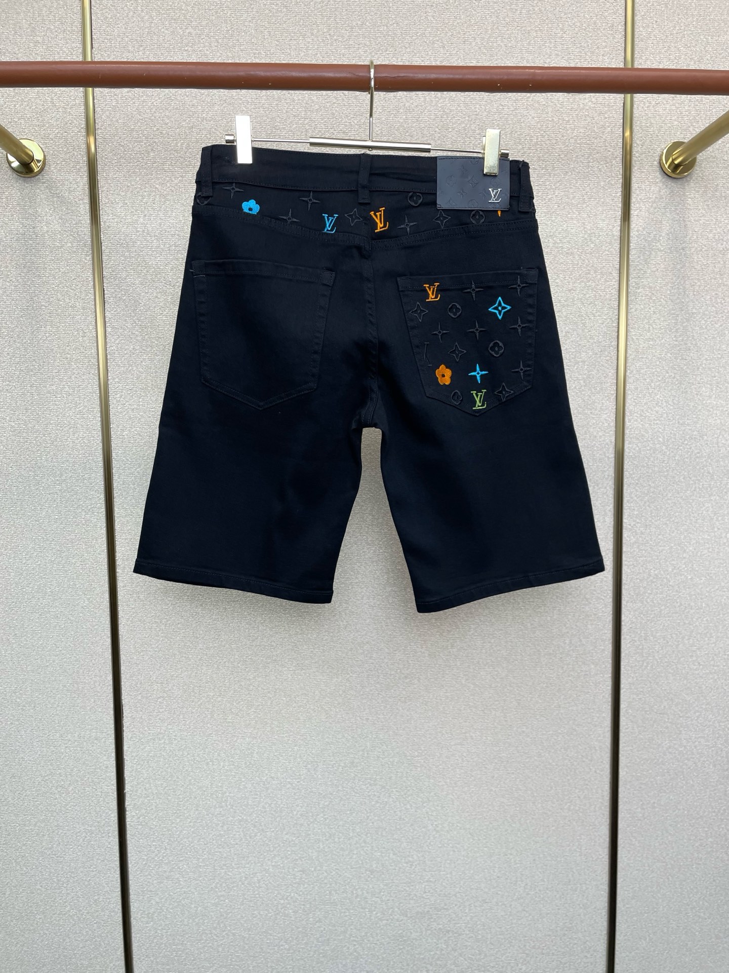 。Louis Vuitton路易威登💥独家专供新款休闲短裤🩳 高端版本！专柜定制面料 透气舒适度高，细节