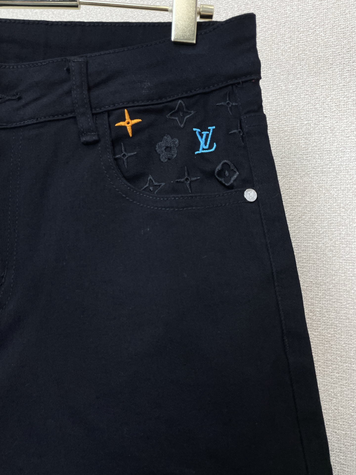 。Louis Vuitton路易威登💥独家专供新款休闲短裤🩳 高端版本！专柜定制面料 透气舒适度高，细节