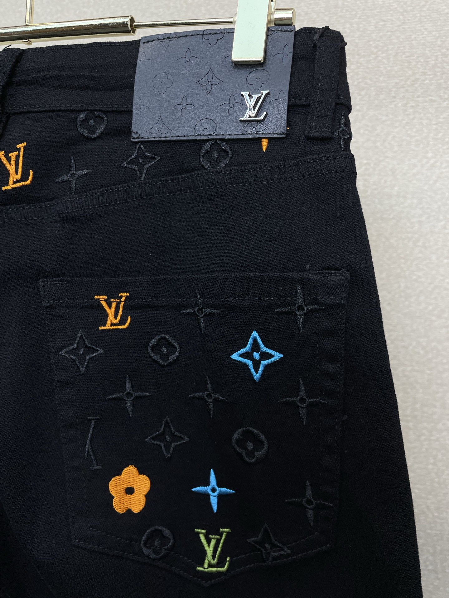 。Louis Vuitton路易威登💥独家专供新款休闲短裤🩳 高端版本！专柜定制面料 透气舒适度高，细节