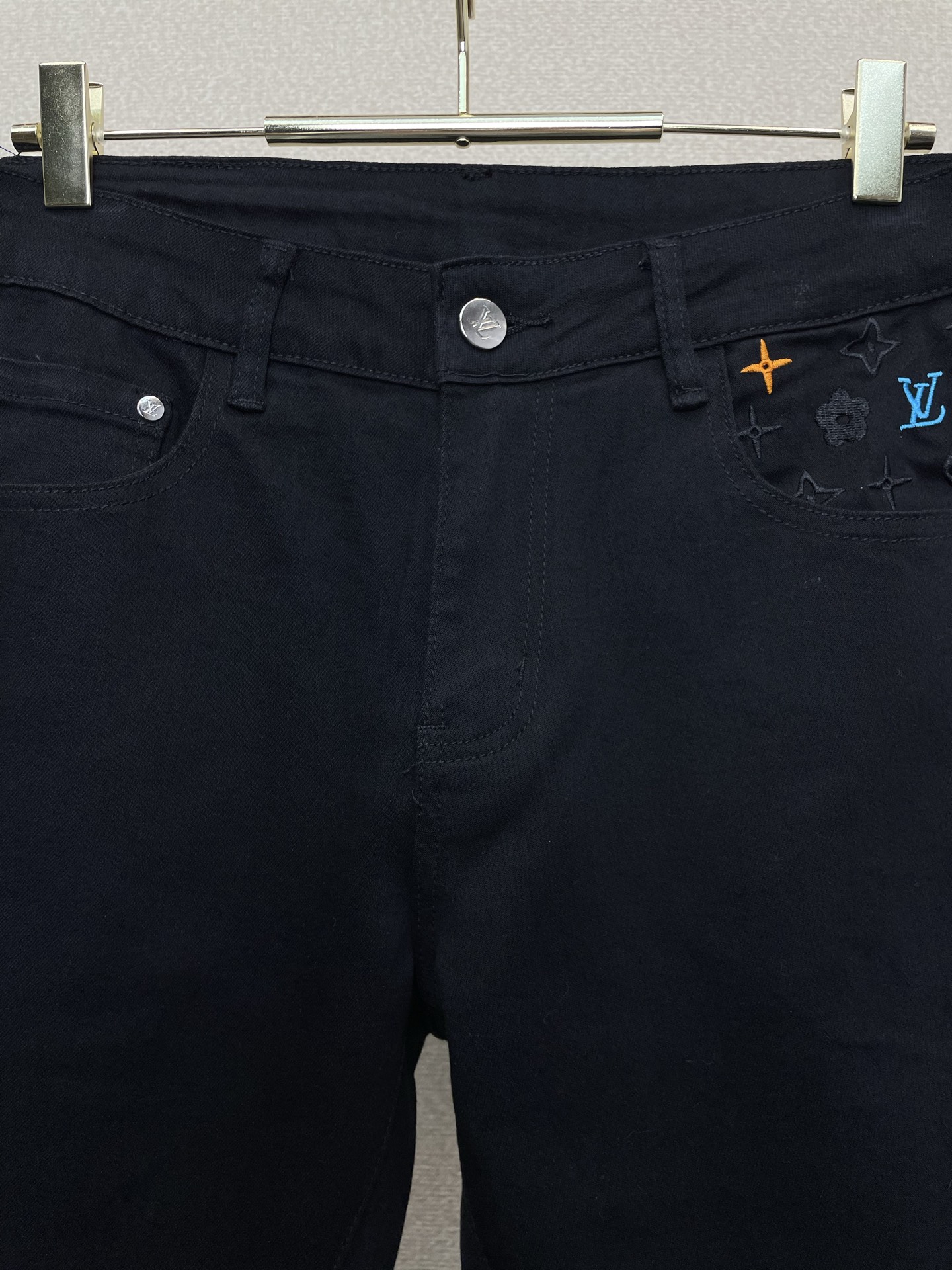 。Louis Vuitton路易威登💥独家专供新款休闲短裤🩳 高端版本！专柜定制面料 透气舒适度高，细节