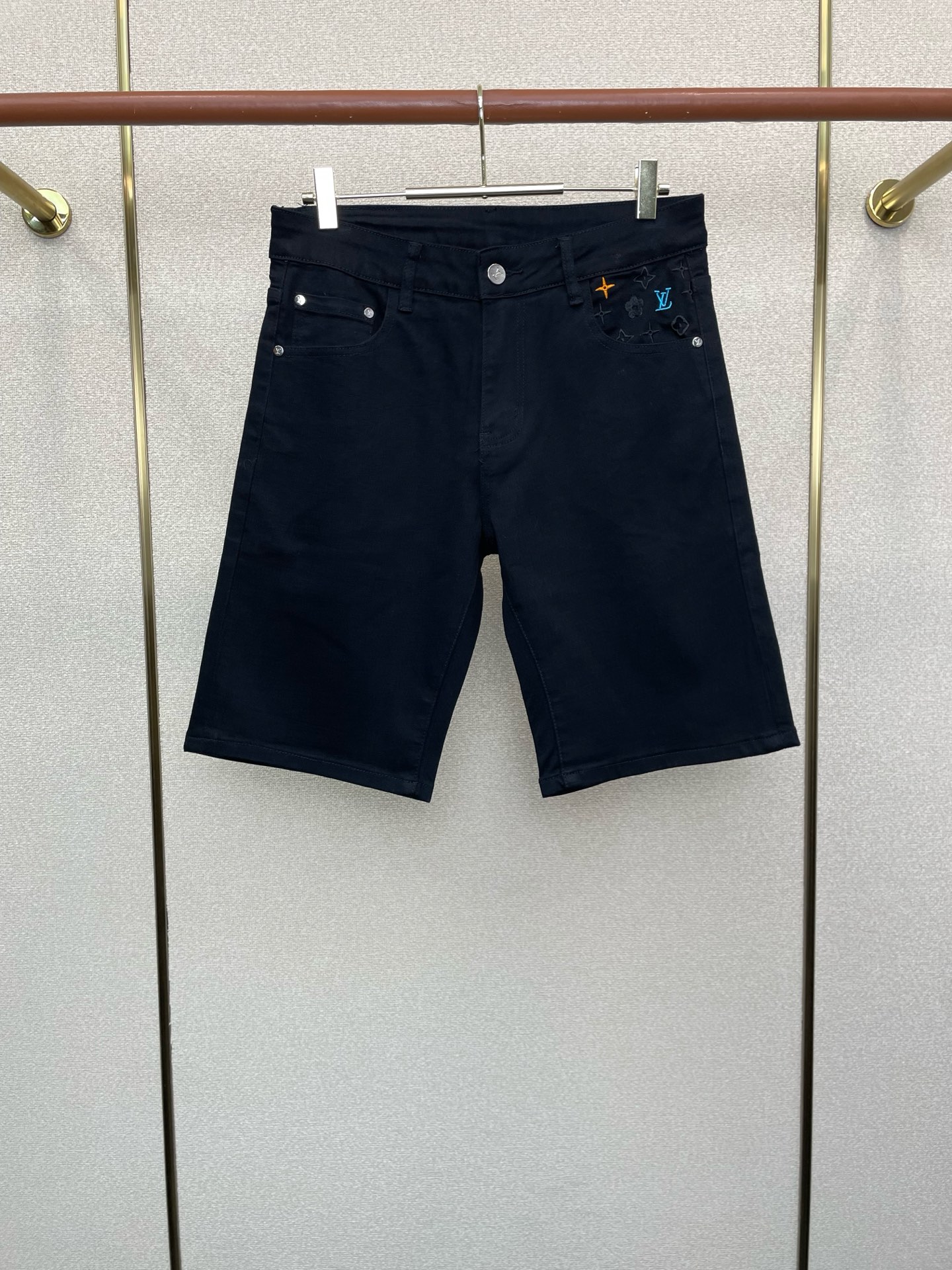 。Louis Vuitton路易威登💥独家专供新款休闲短裤🩳 高端版本！专柜定制面料 透气舒适度高，细节