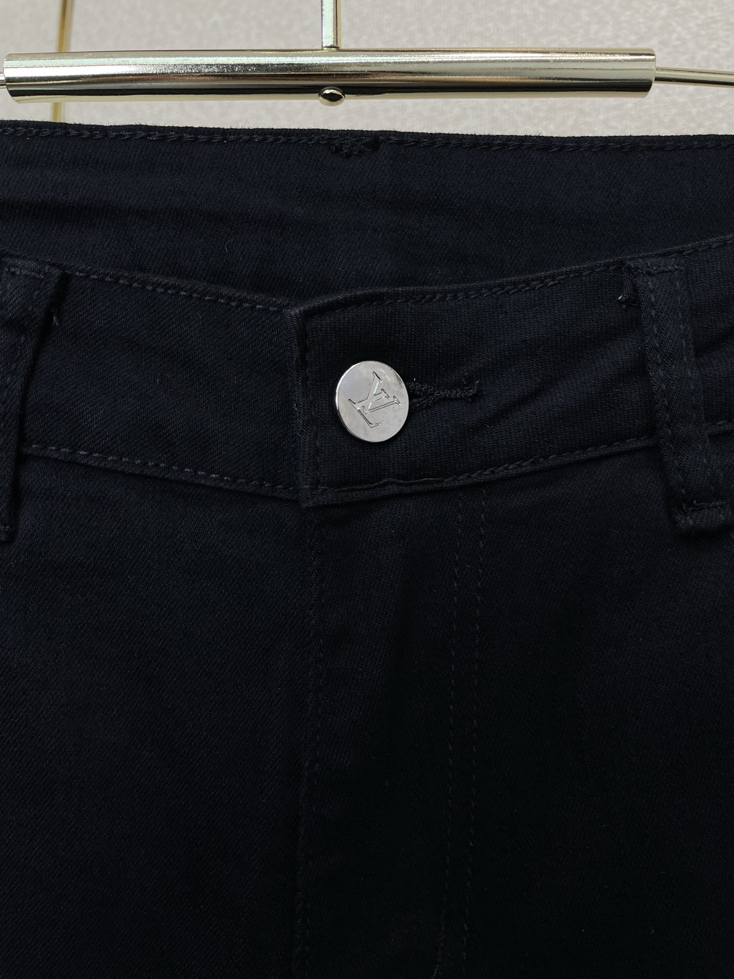 。Louis Vuitton路易威登💥独家专供新款休闲短裤🩳 高端版本！专柜定制面料 透气舒适度高，细节