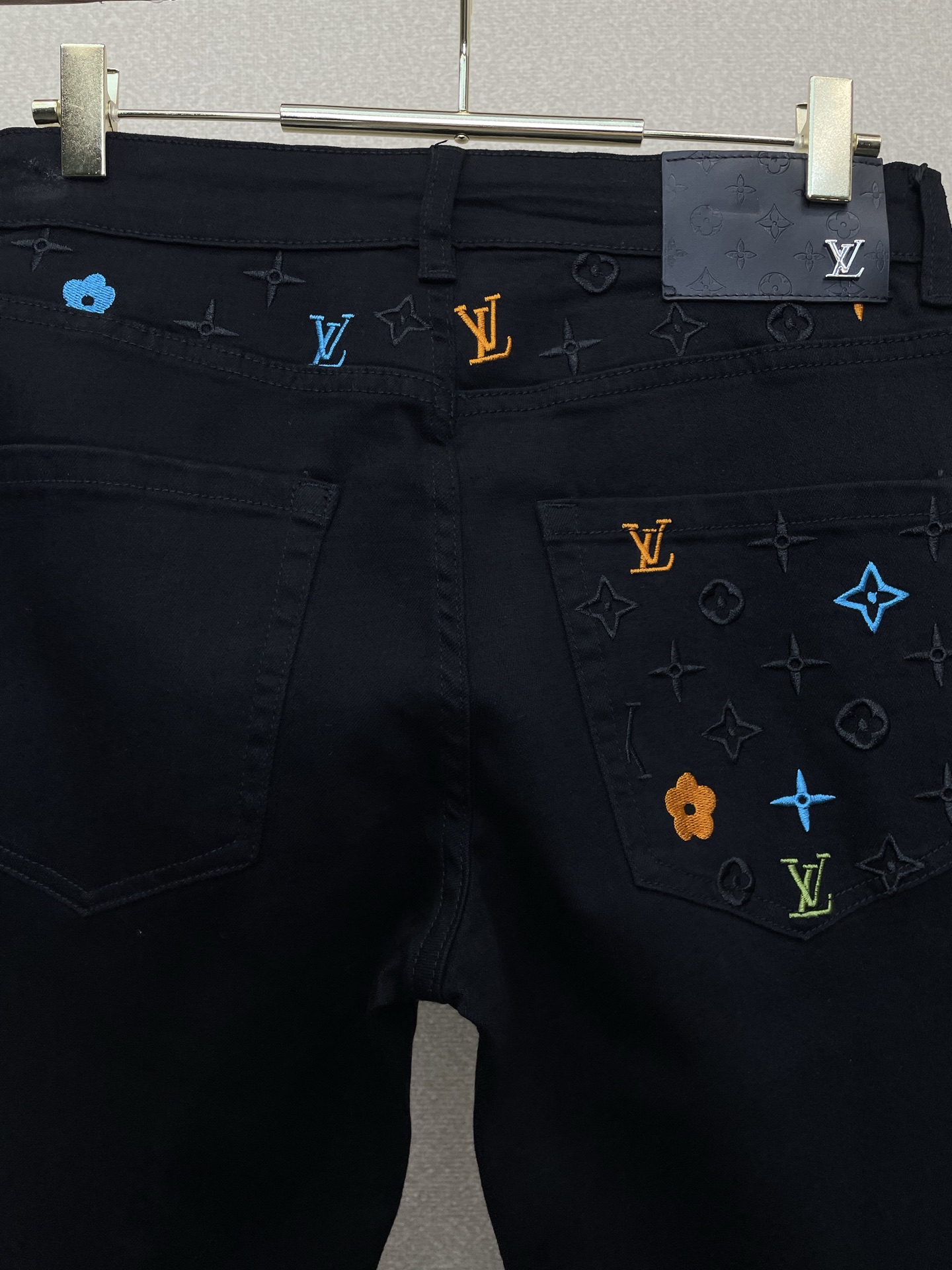 。Louis Vuitton路易威登💥独家专供新款休闲短裤🩳 高端版本！专柜定制面料 透气舒适度高，细节