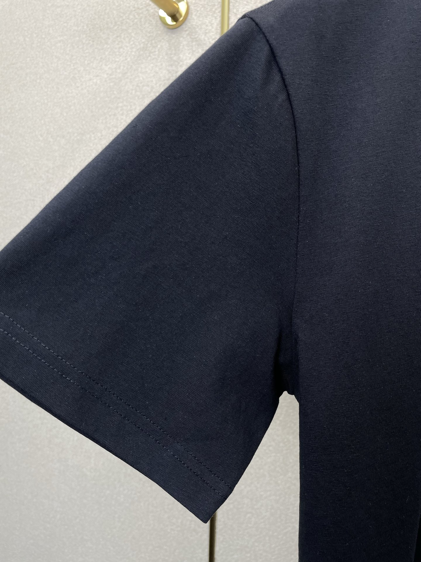 。Loro Piana-Loro Piana诺悠翩雅💥砸锅卖铁都要上的新款新款原单男士休闲短袖 高端定制