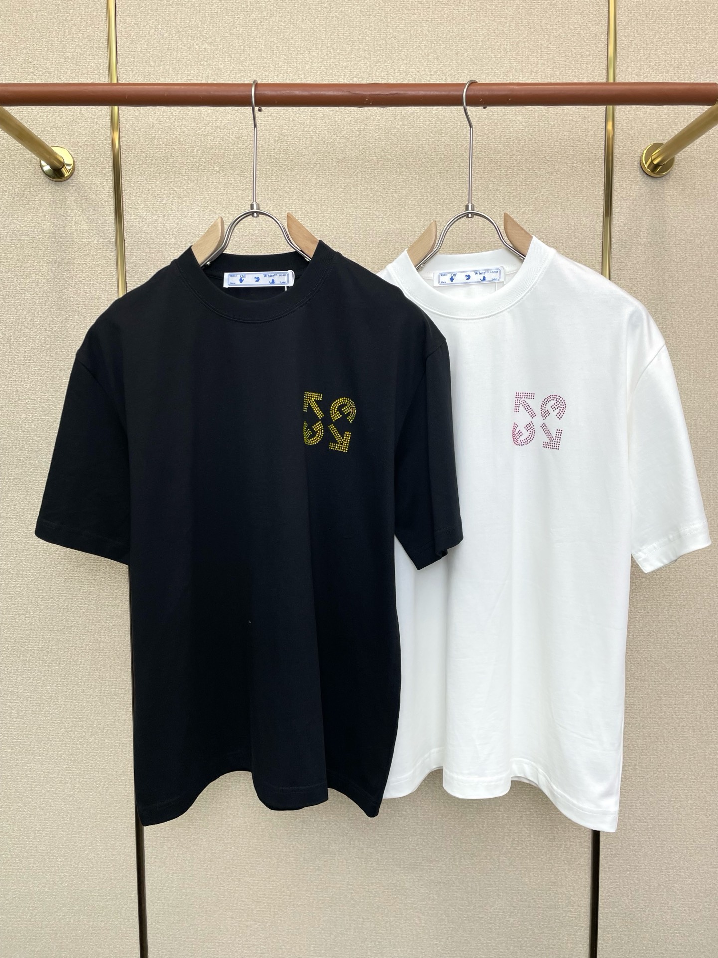 NO:908117,.OFF-White is a must-have new model of original men's casual short sleeves. High-end customization. High-end version. Fashionable and versatile imported fabrics. Super soft and delicate feel. Skin-friendly and comfortable to wear. High-end boutique. The upper body is finely made by the factory. It is a must-have item for men. Three complete standards. Size M-2XL, off white, T-shirt,19860909.OFF-White砸锅卖铁都要上的新款新款原单男士休闲短袖 高端定制 高端版本 时尚百搭爆款进口面料 手感超柔软细腻 穿着亲肤舒适 高端精品 代工厂精细做上身非常赞 男士必备单品 三标齐全 码数M-2XL,,off white,T-shirt,,Men's clothing