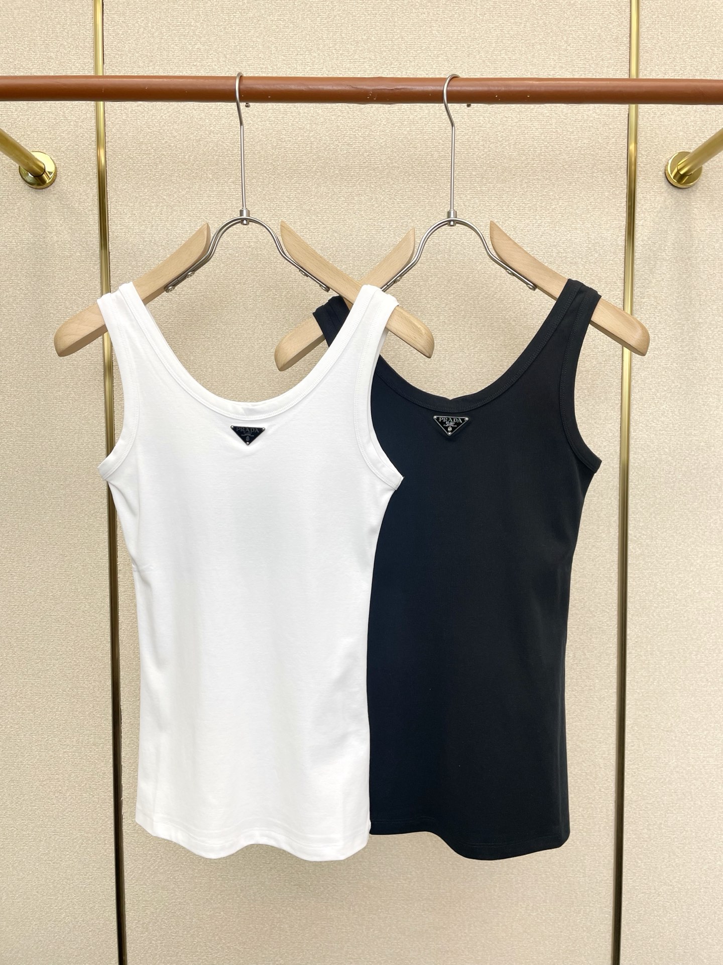。Prada普拉达👚砸锅卖铁都要上的新款👚新款女装休闲背心🎽高端版本！独特设计 专柜定制面料 透气舒适度