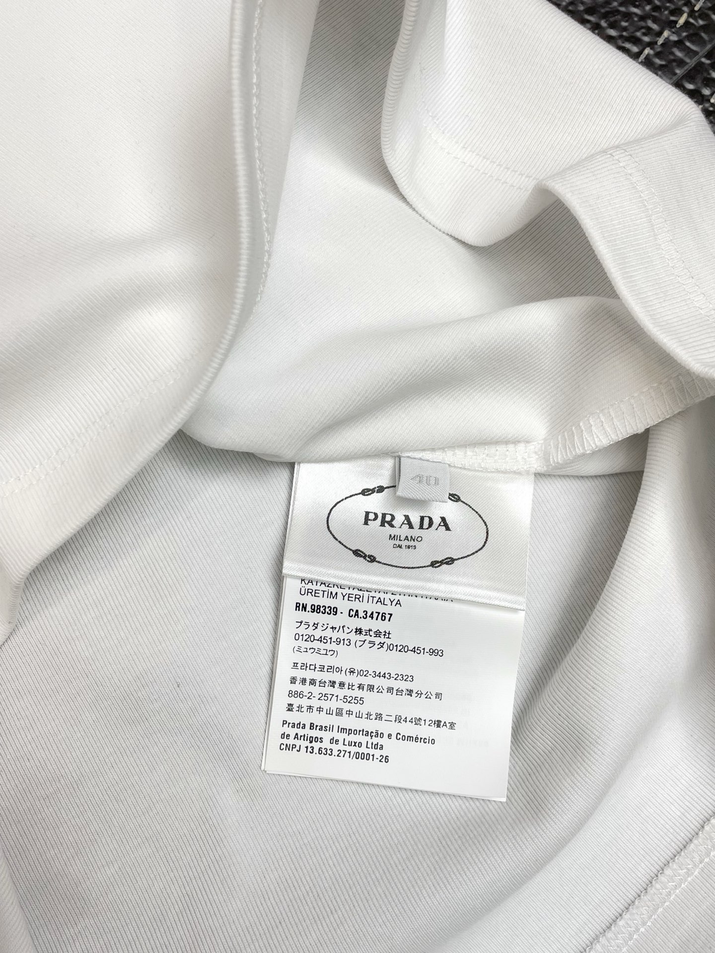。Prada普拉达👚砸锅卖铁都要上的新款👚新款女装休闲背心🎽高端版本！独特设计 专柜定制面料 透气舒适度