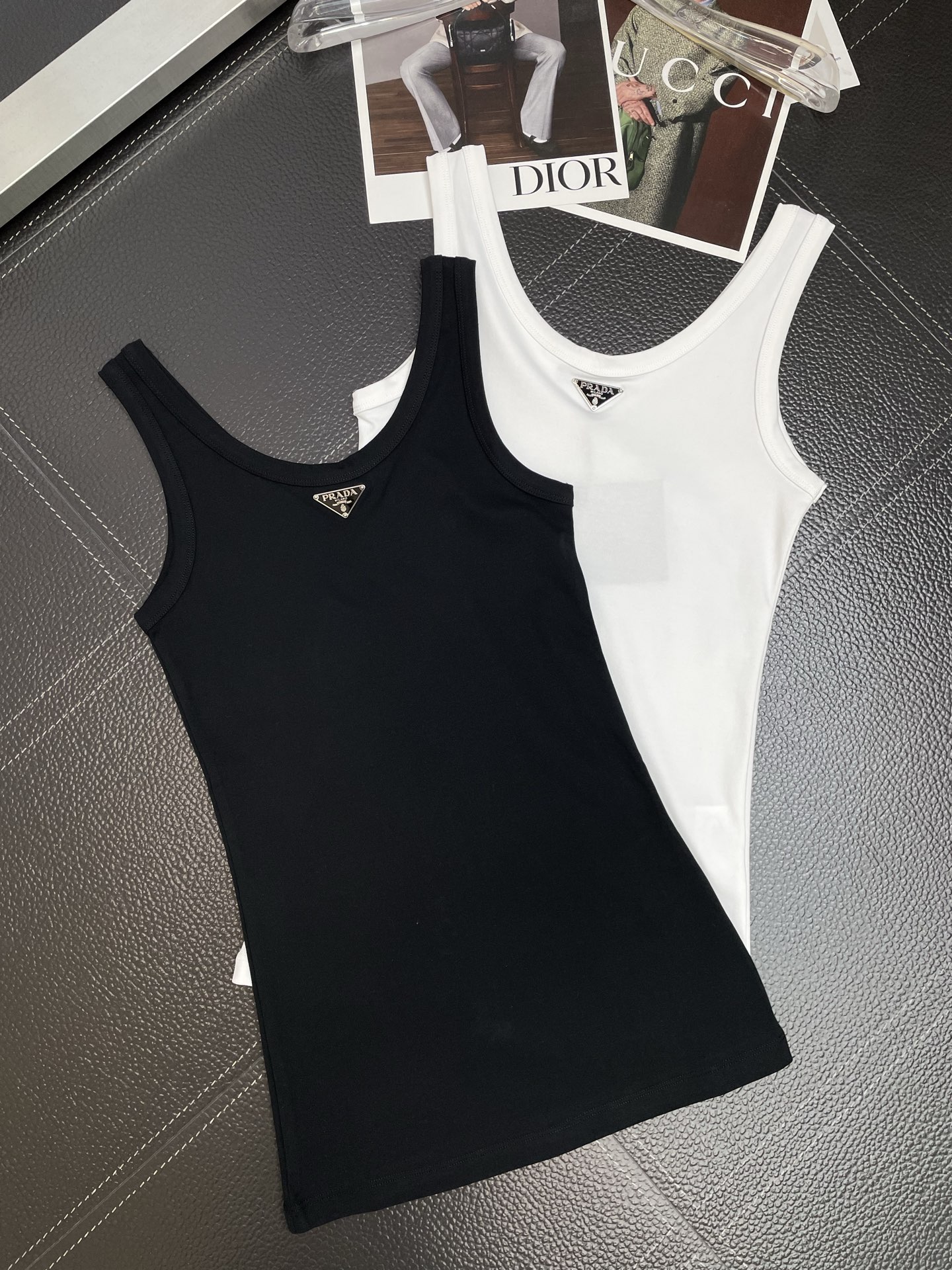 。Prada普拉达👚砸锅卖铁都要上的新款👚新款女装休闲背心🎽高端版本！独特设计 专柜定制面料 透气舒适度
