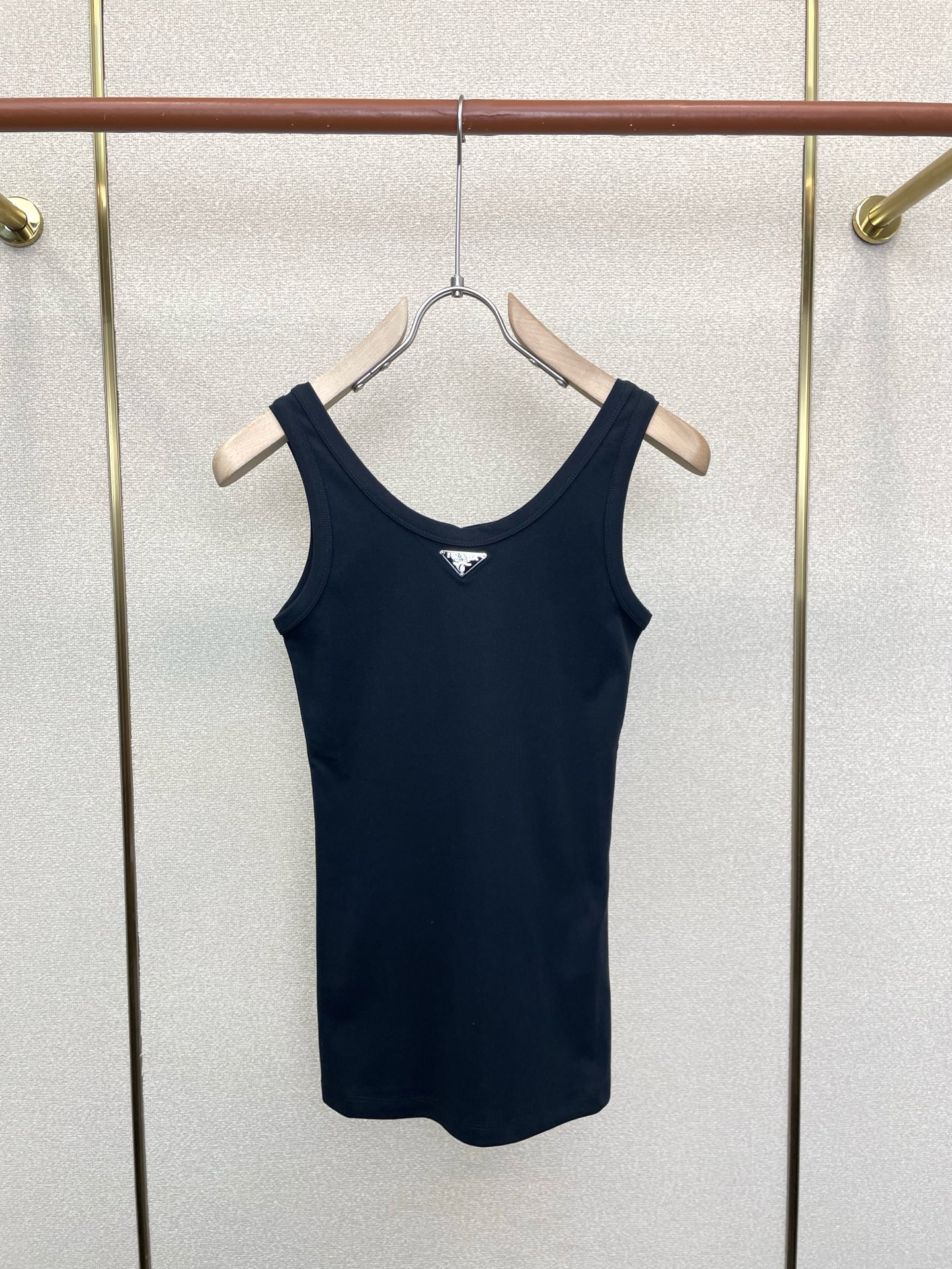 。Prada普拉达👚砸锅卖铁都要上的新款👚新款女装休闲背心🎽高端版本！独特设计 专柜定制面料 透气舒适度