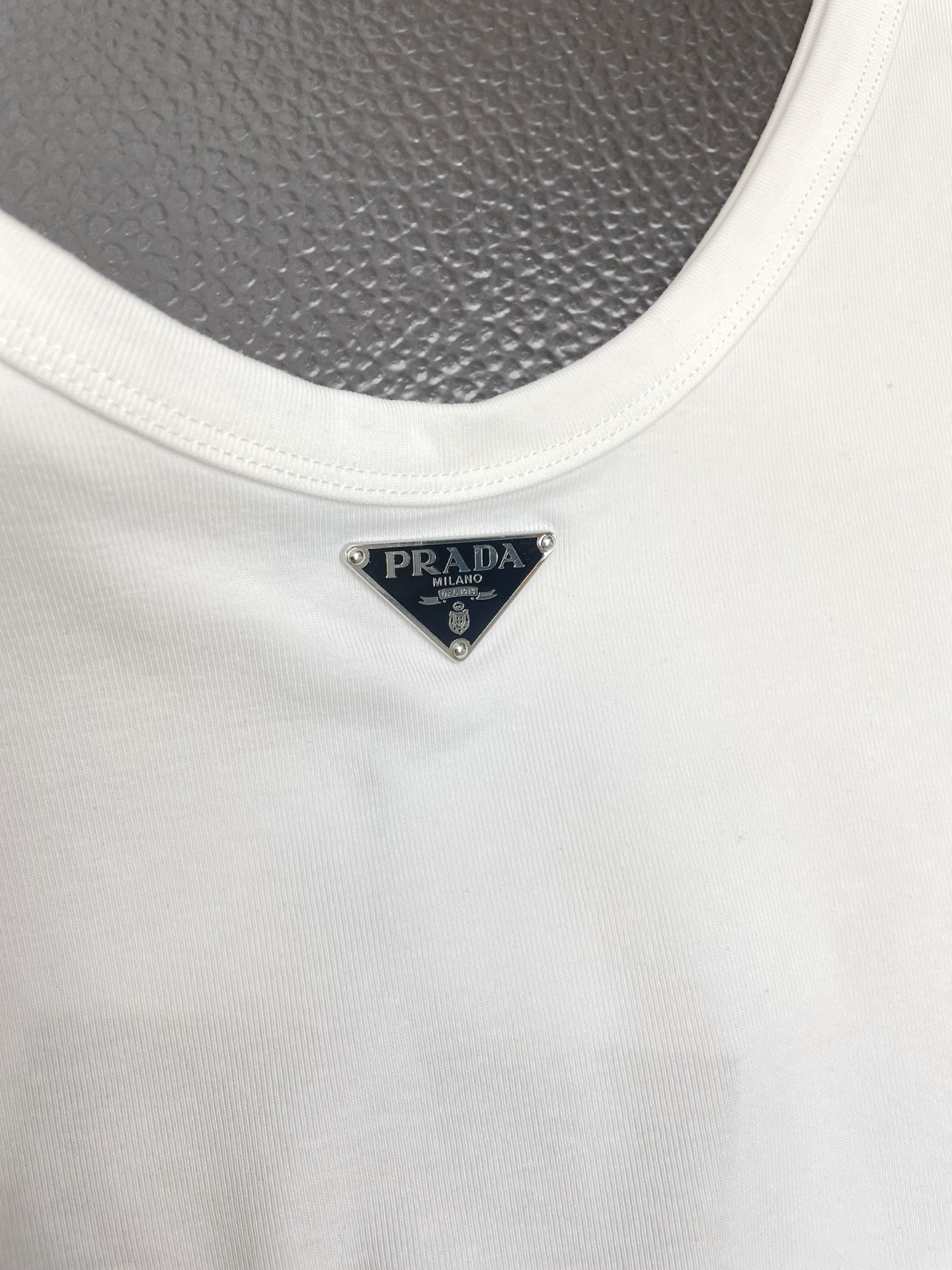 。Prada普拉达👚砸锅卖铁都要上的新款👚新款女装休闲背心🎽高端版本！独特设计 专柜定制面料 透气舒适度