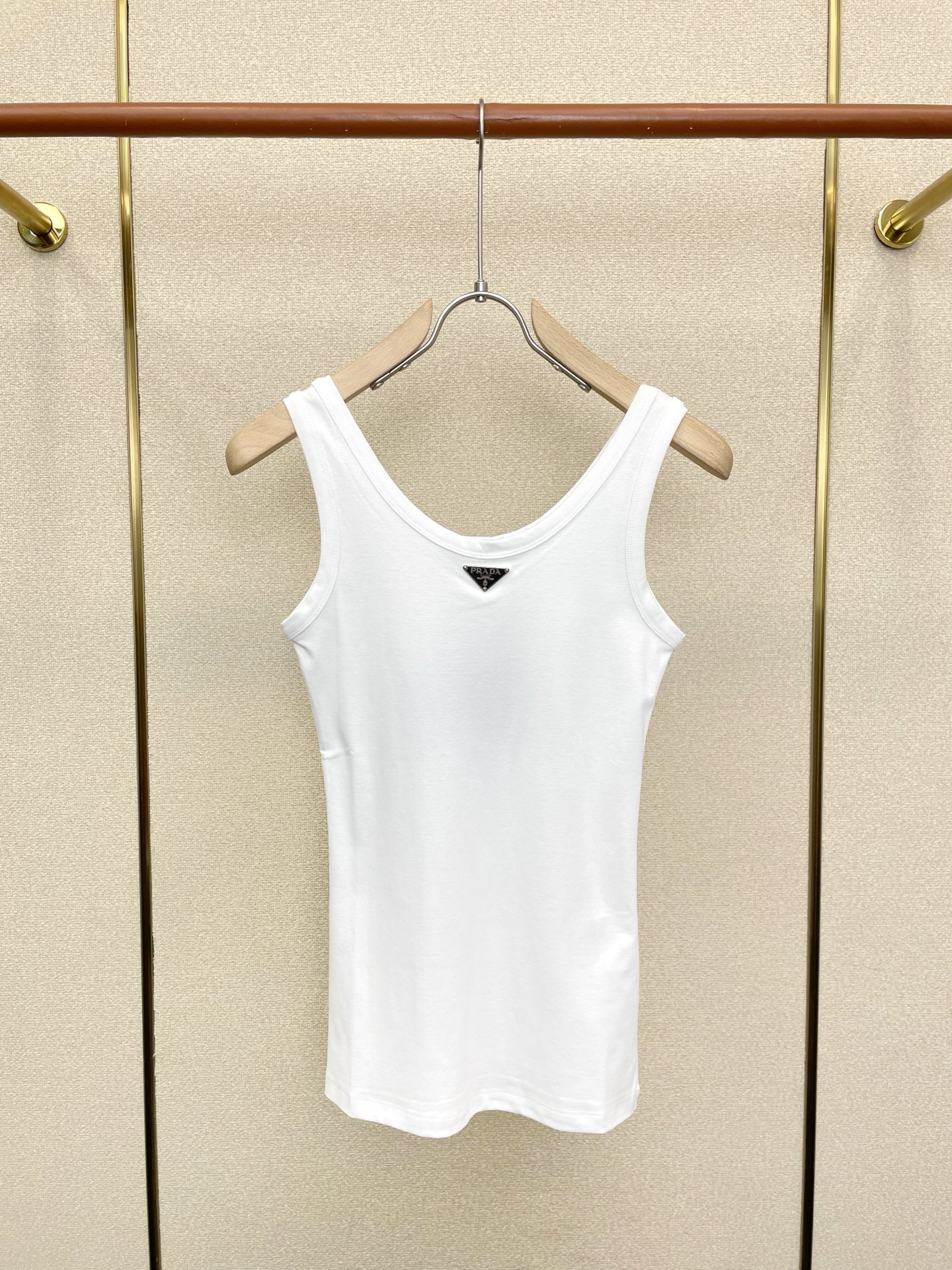 。Prada普拉达👚砸锅卖铁都要上的新款👚新款女装休闲背心🎽高端版本！独特设计 专柜定制面料 透气舒适度