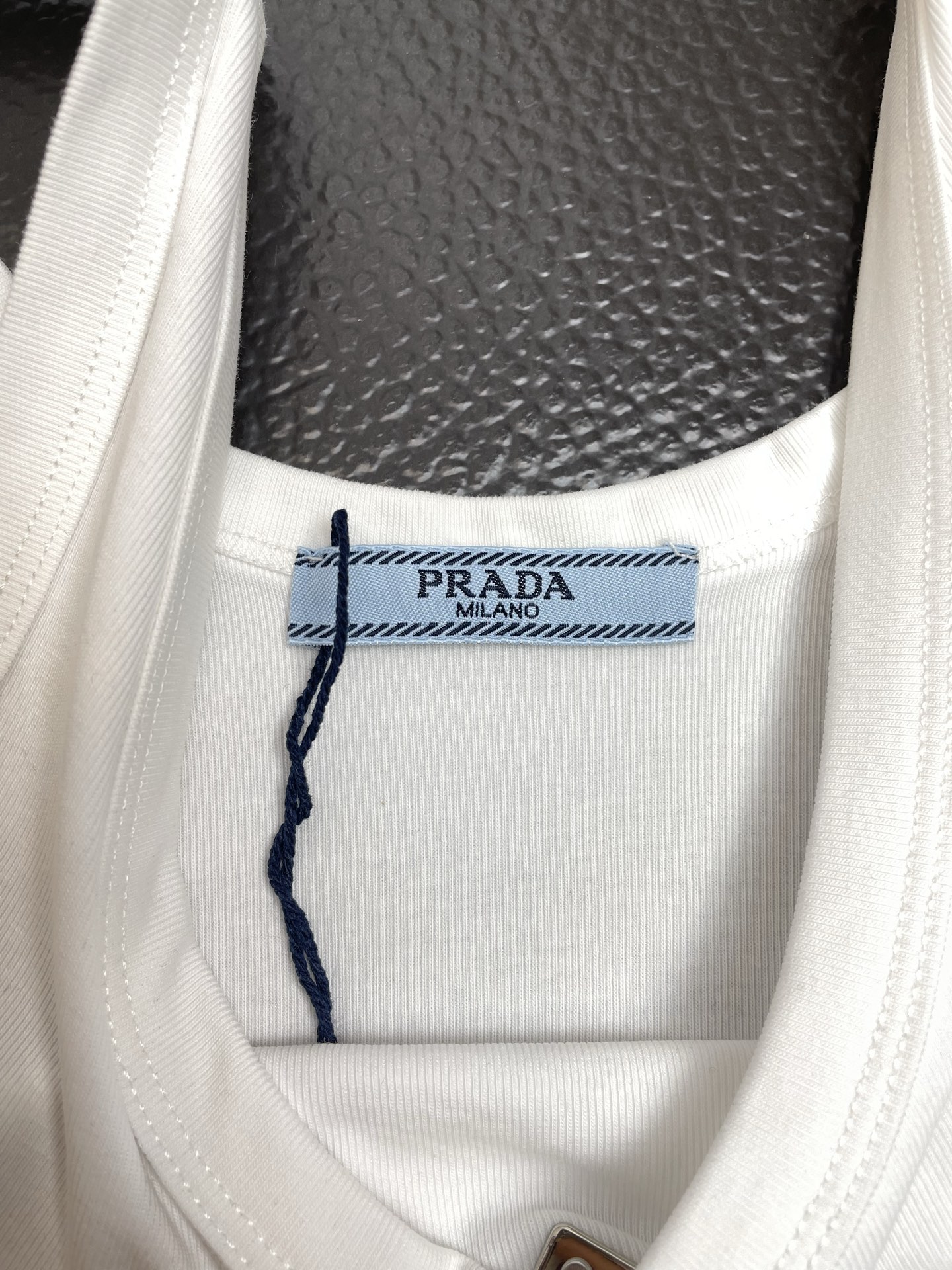 。Prada普拉达👚砸锅卖铁都要上的新款👚新款女装休闲背心🎽高端版本！独特设计 专柜定制面料 透气舒适度