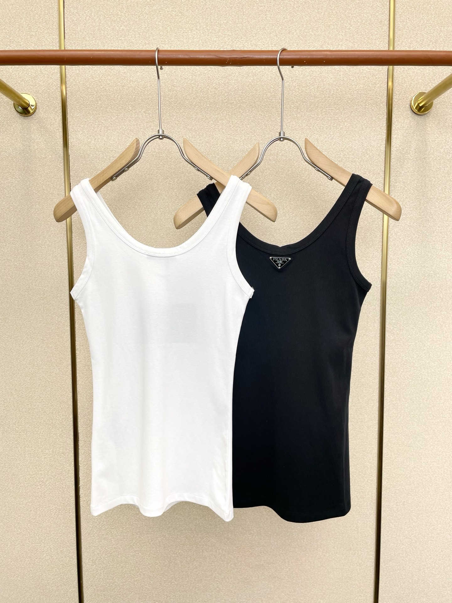 。Prada普拉达👚砸锅卖铁都要上的新款👚新款女装休闲背心🎽高端版本！独特设计 专柜定制面料 透气舒适度