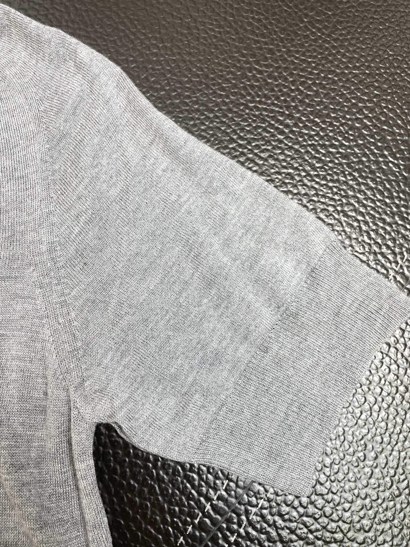 。AMI艾米👚砸锅卖铁都要上的新款👚新款女装休闲针织短袖👚高端版本！独特设计 专柜定制面料 透气舒适度高