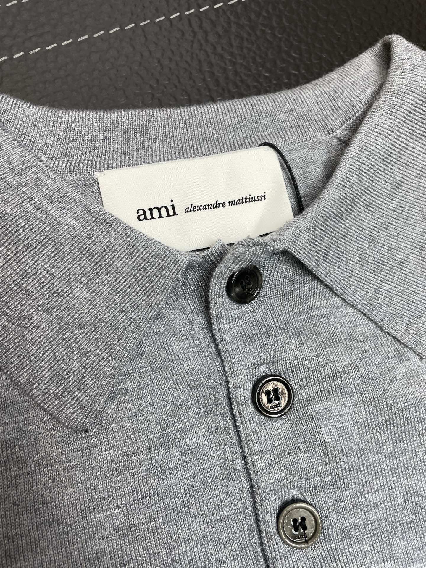 。AMI艾米👚砸锅卖铁都要上的新款👚新款女装休闲针织短袖👚高端版本！独特设计 专柜定制面料 透气舒适度高
