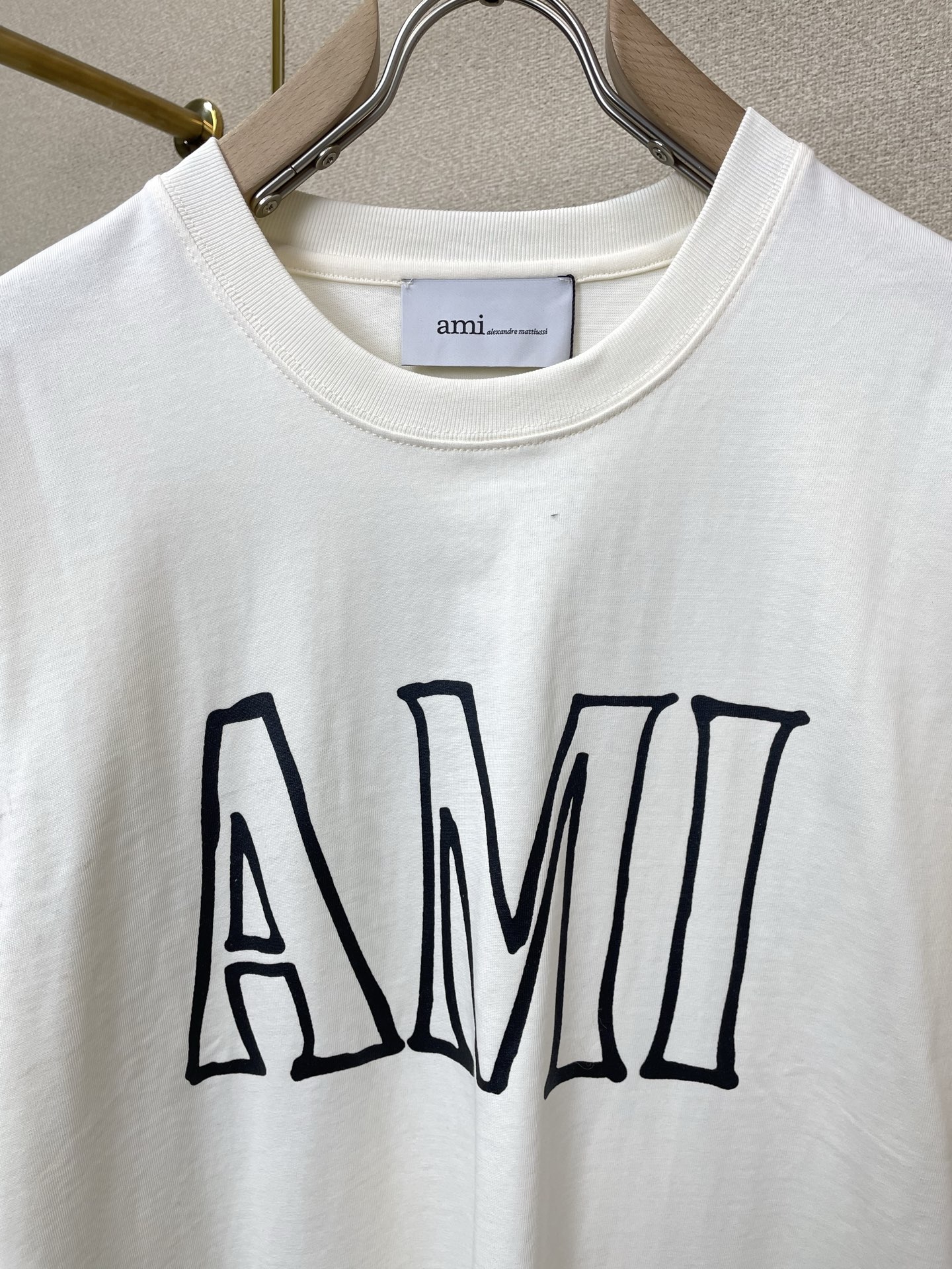 。AMI艾米👚砸锅卖铁都要上的新款👚新款女装休闲短袖👚高端版本！独特设计 专柜定制面料 透气舒适度高，细