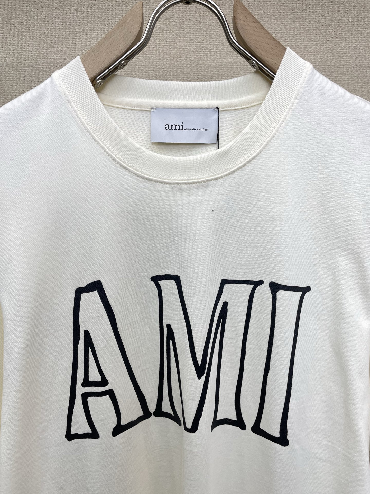 。AMI艾米👚砸锅卖铁都要上的新款👚新款女装休闲短袖👚高端版本！独特设计 专柜定制面料 透气舒适度高，细