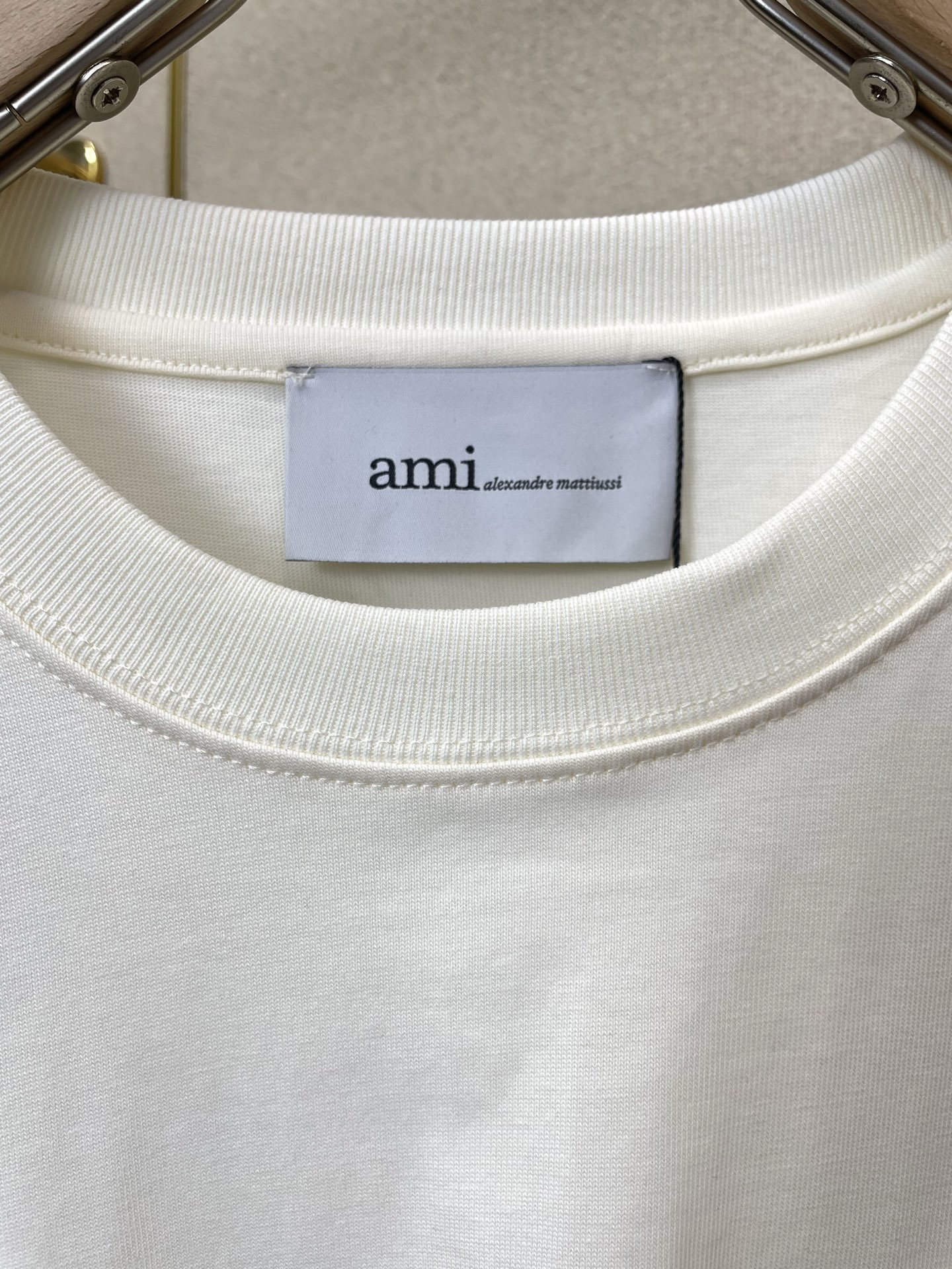 。AMI艾米👚砸锅卖铁都要上的新款👚新款女装休闲短袖👚高端版本！独特设计 专柜定制面料 透气舒适度高，细