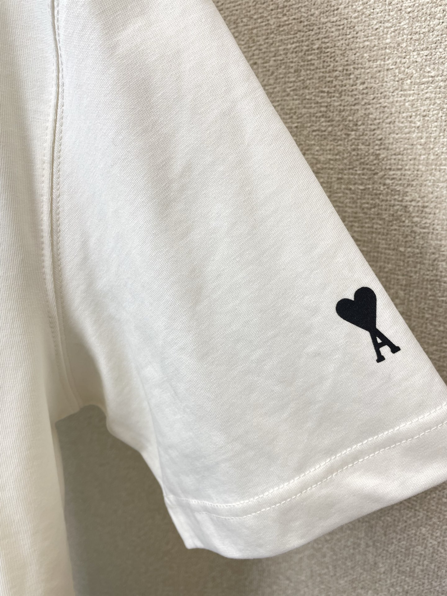 。AMI艾米👚砸锅卖铁都要上的新款👚新款女装休闲短袖👚高端版本！独特设计 专柜定制面料 透气舒适度高，细