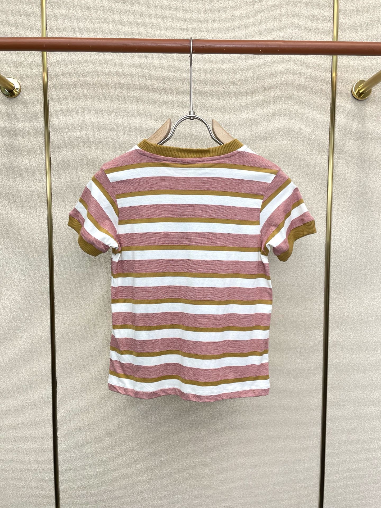 。Prada普拉达👚砸锅卖铁都要上的新款👚新款女装休闲短袖 高端版本！独特设计 专柜定制面料 透气舒适度