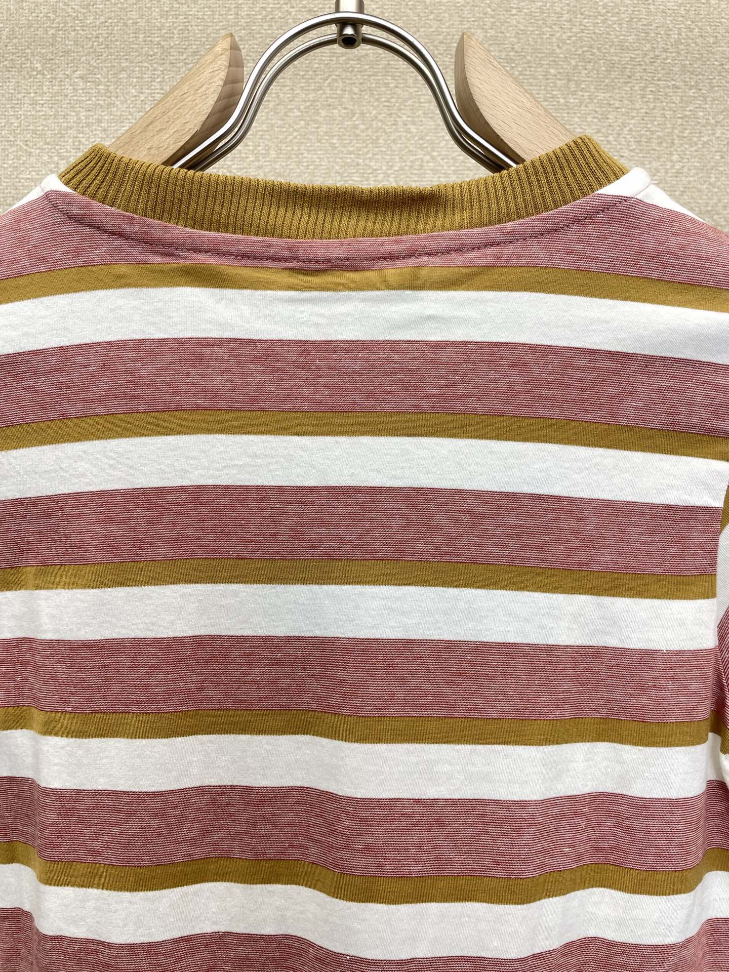 。Prada普拉达👚砸锅卖铁都要上的新款👚新款女装休闲短袖 高端版本！独特设计 专柜定制面料 透气舒适度