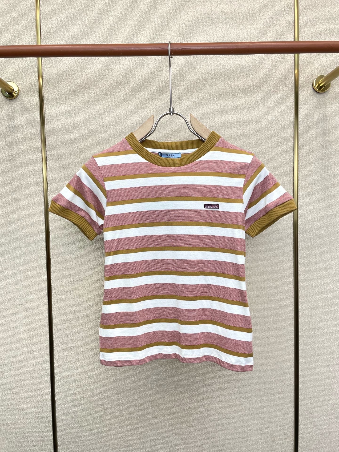 。Prada普拉达👚砸锅卖铁都要上的新款👚新款女装休闲短袖 高端版本！独特设计 专柜定制面料 透气舒适度