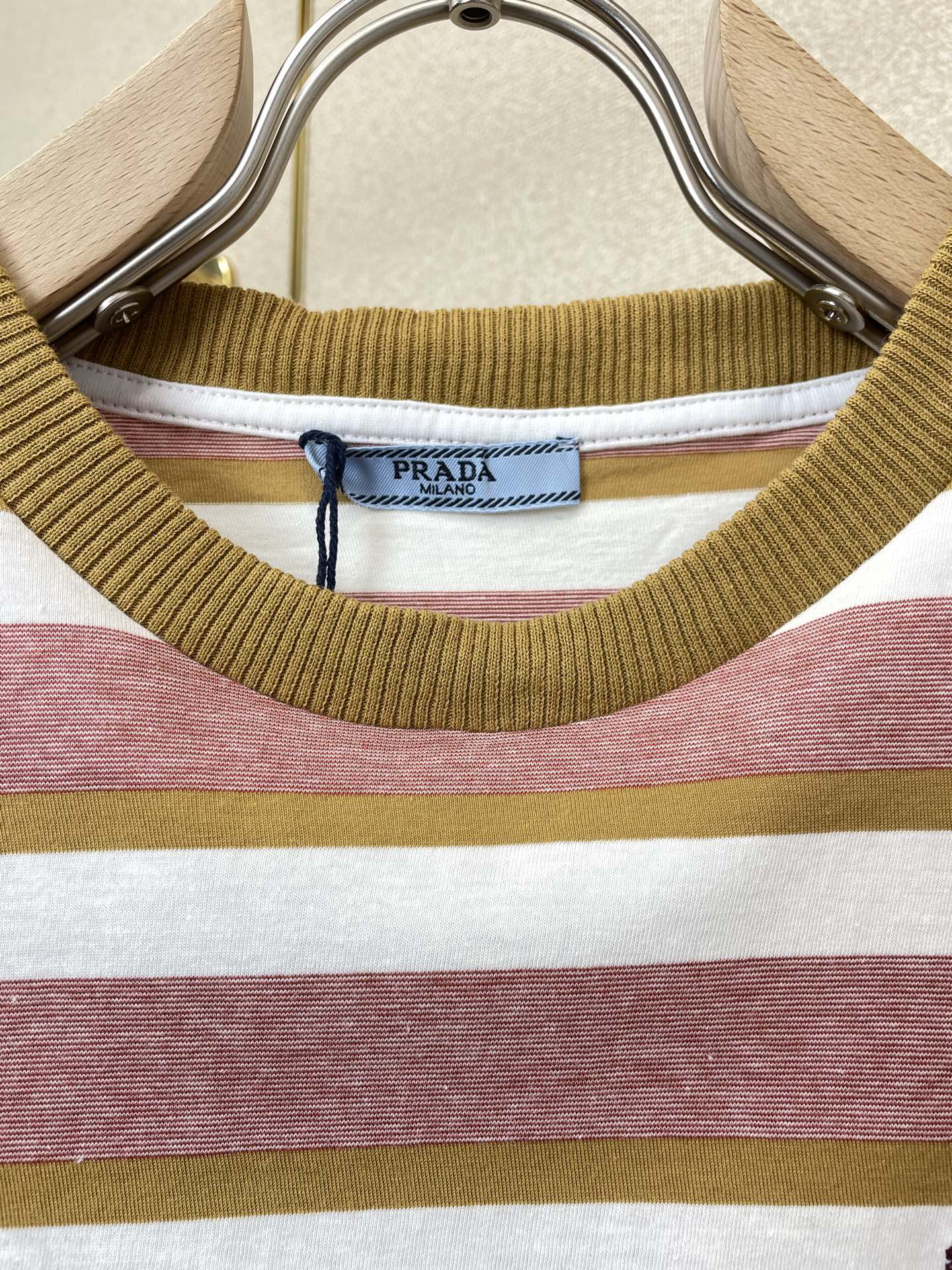 。Prada普拉达👚砸锅卖铁都要上的新款👚新款女装休闲短袖 高端版本！独特设计 专柜定制面料 透气舒适度