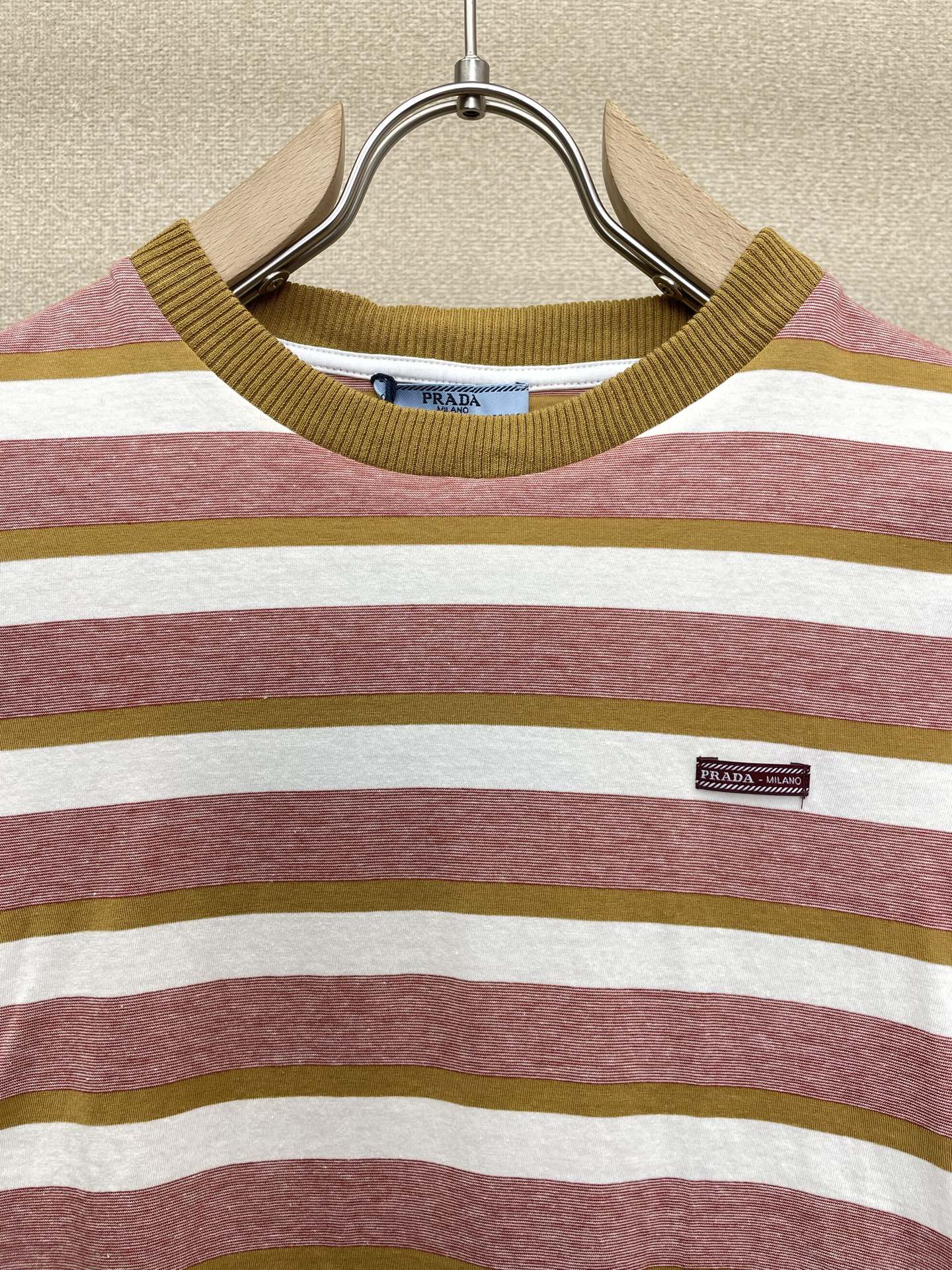 。Prada普拉达👚砸锅卖铁都要上的新款👚新款女装休闲短袖 高端版本！独特设计 专柜定制面料 透气舒适度