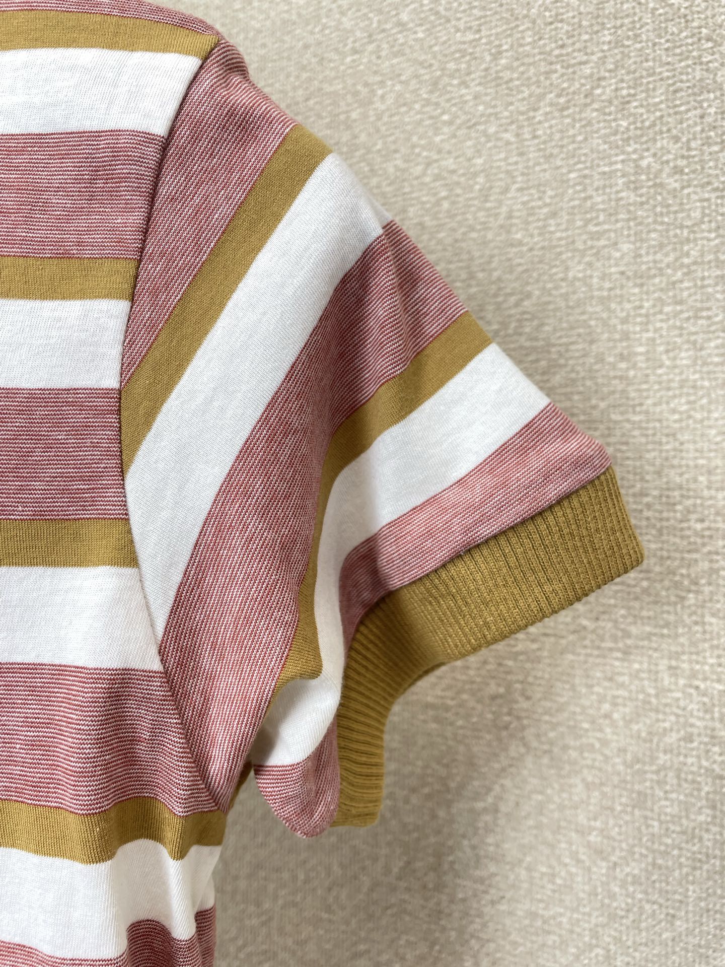 。Prada普拉达👚砸锅卖铁都要上的新款👚新款女装休闲短袖 高端版本！独特设计 专柜定制面料 透气舒适度