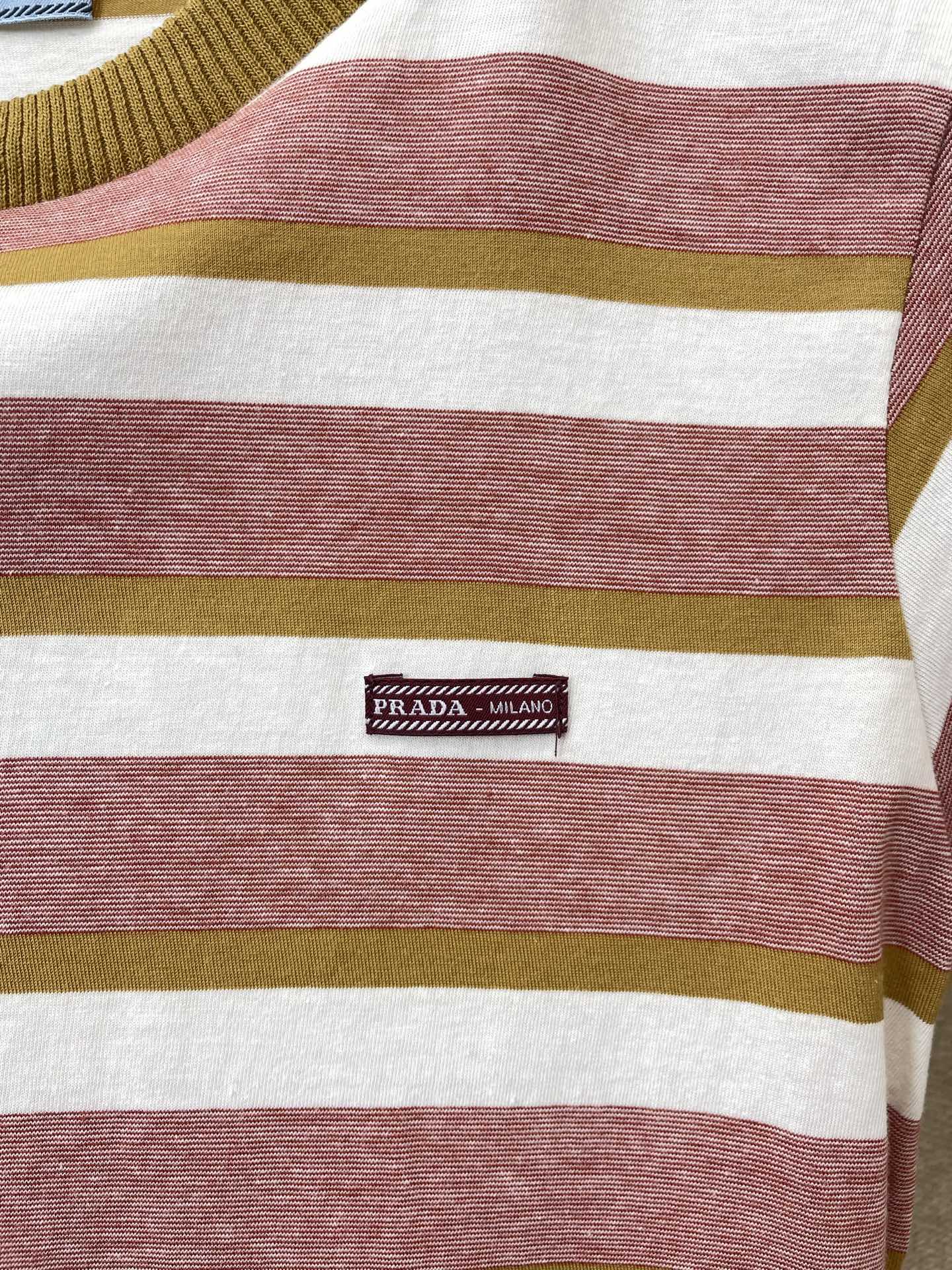 。Prada普拉达👚砸锅卖铁都要上的新款👚新款女装休闲短袖 高端版本！独特设计 专柜定制面料 透气舒适度
