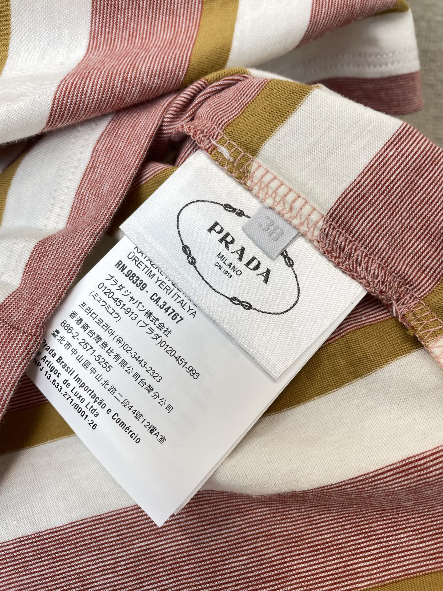 。Prada普拉达👚砸锅卖铁都要上的新款👚新款女装休闲短袖 高端版本！独特设计 专柜定制面料 透气舒适度