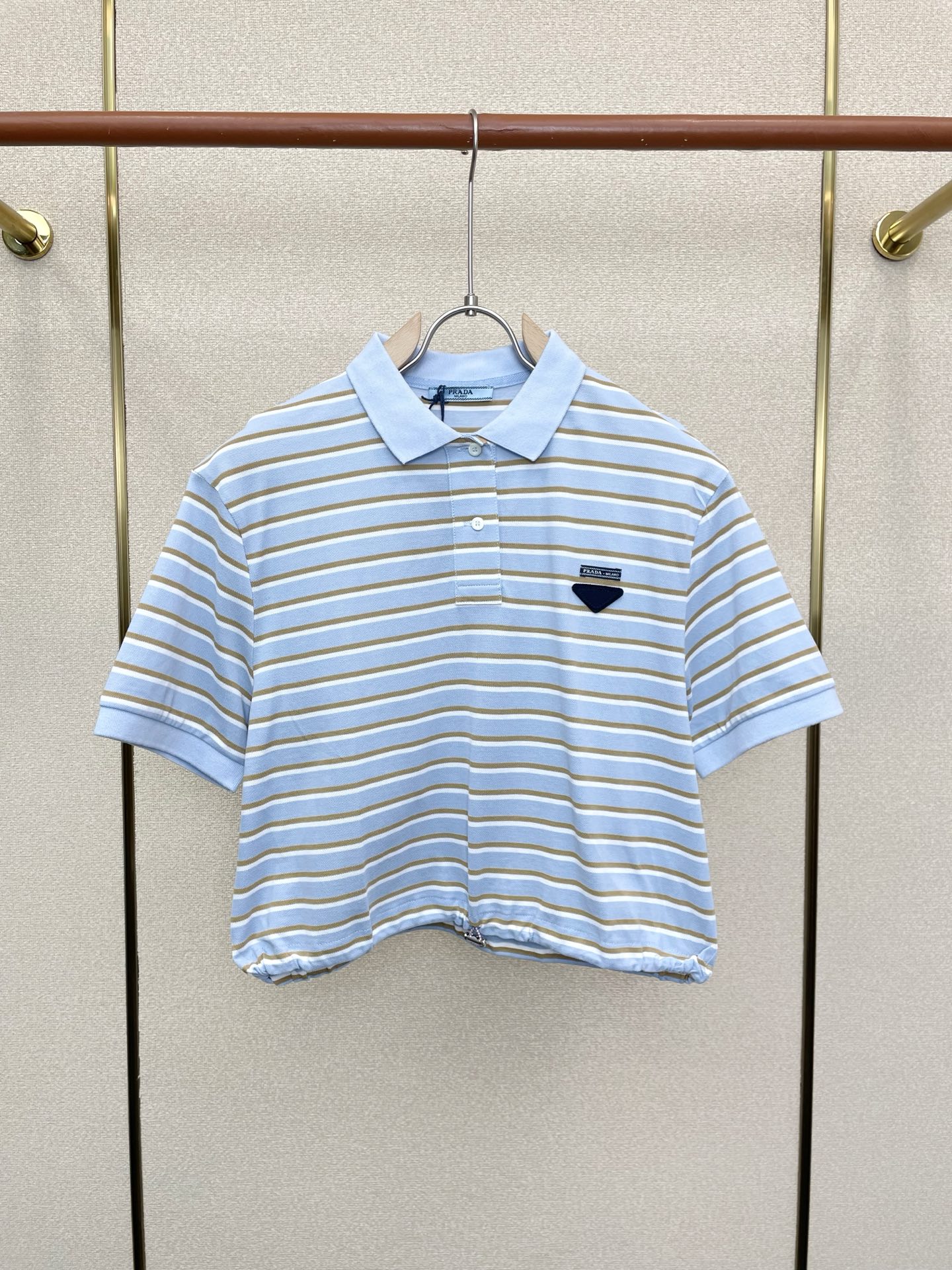 。Prada普拉达👚砸锅卖铁都要上的新款👚新款女装休闲短袖 高端版本！独特设计 专柜定制面料 透气舒适度
